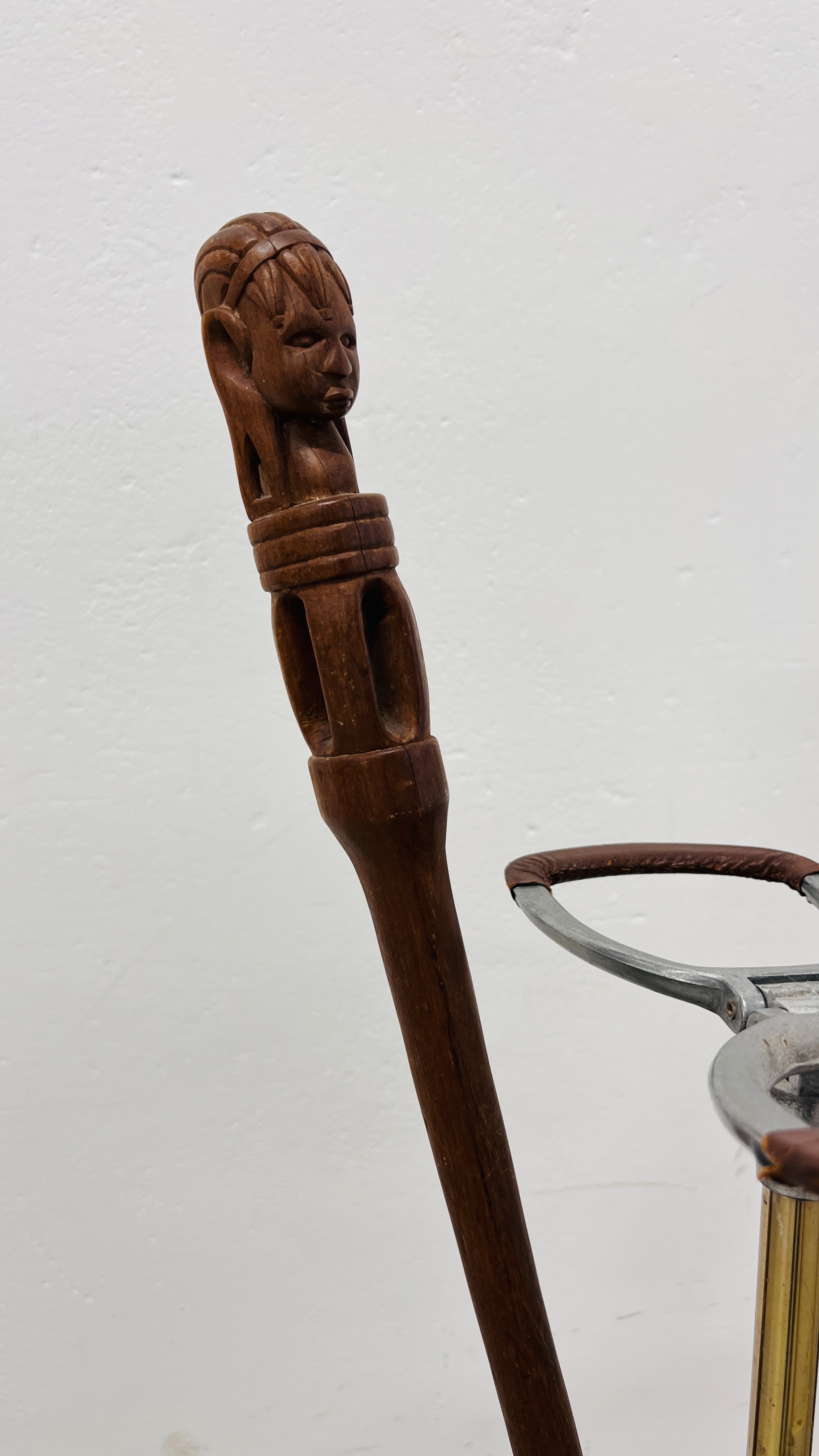 CARVED HARDWOOD STICK STAND TO INCLUDE FIVE VARIOUS WALKING STICKS, SHOOTING STICK. - Image 4 of 8