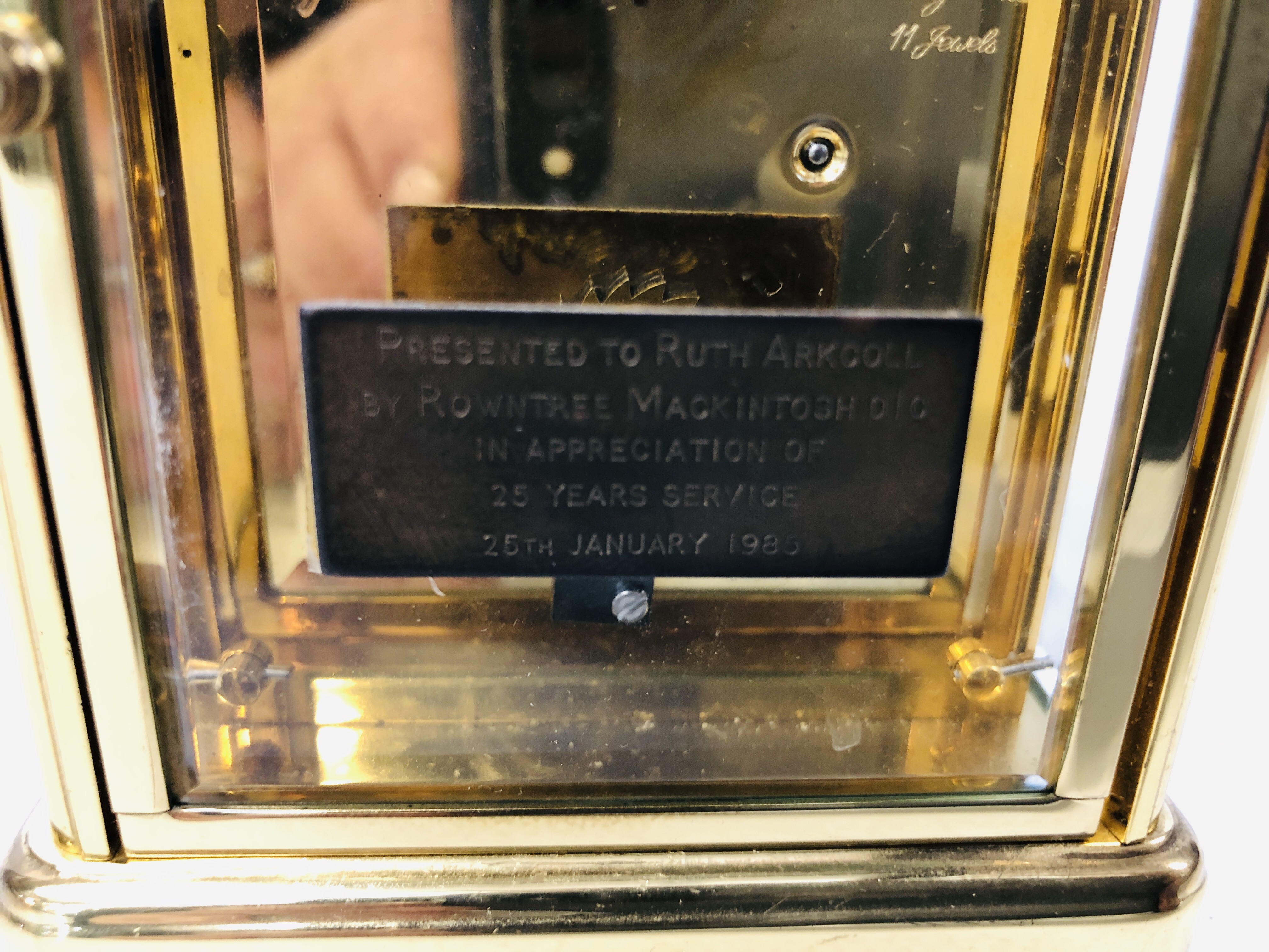 A MAPPIN AND WEBB MODERN BRASS CASED CARRIAGE CLOCK WITH PRESENTATION PLAQUE TO REVERSE HEIGHT 13. - Image 5 of 6