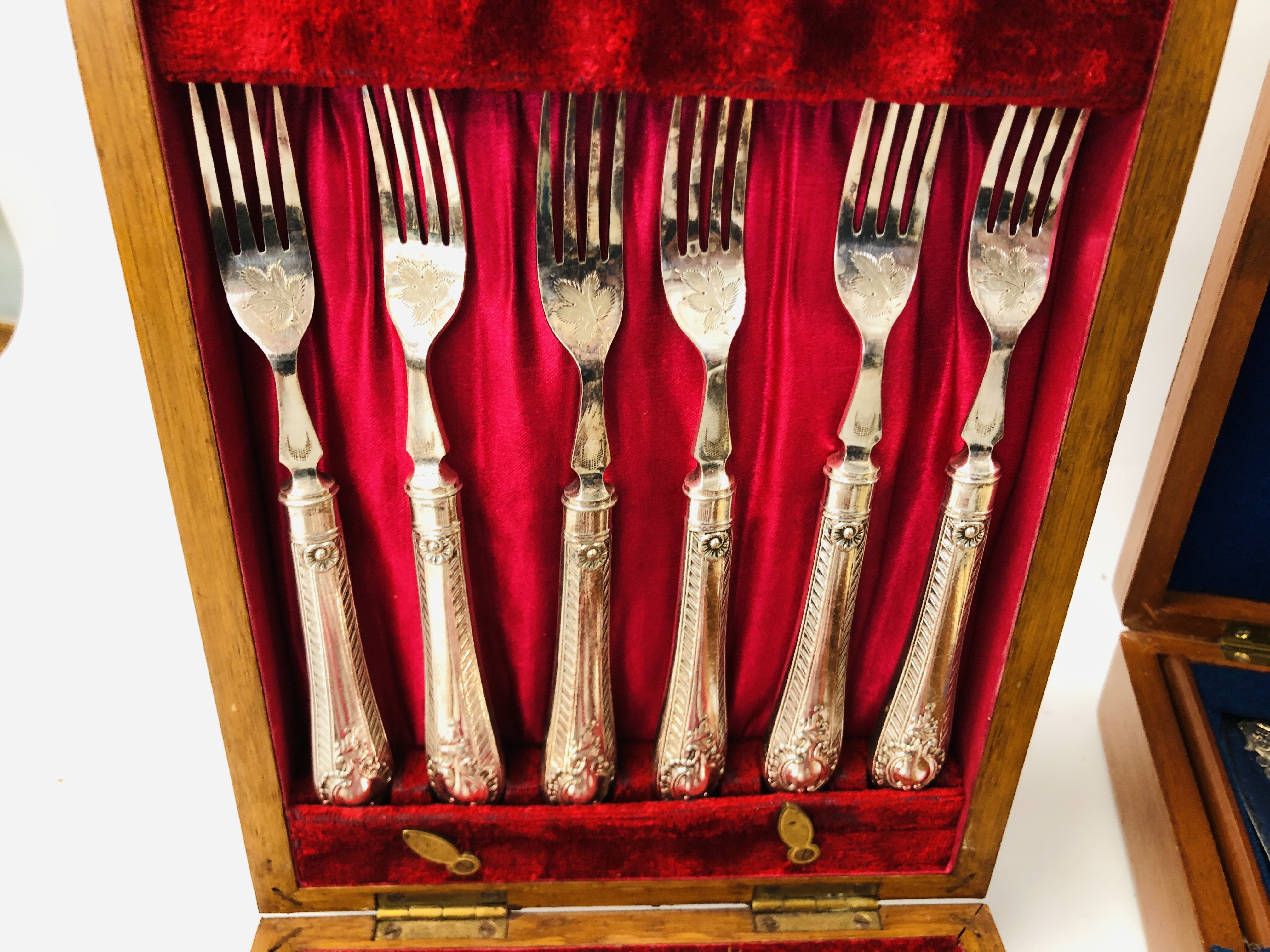 3 X CASED SETS OF VINTAGE PLATED CUTLERY TO INCLUDE A MAHOGANY CASED SET OF FISH CUTLERY. - Image 3 of 7