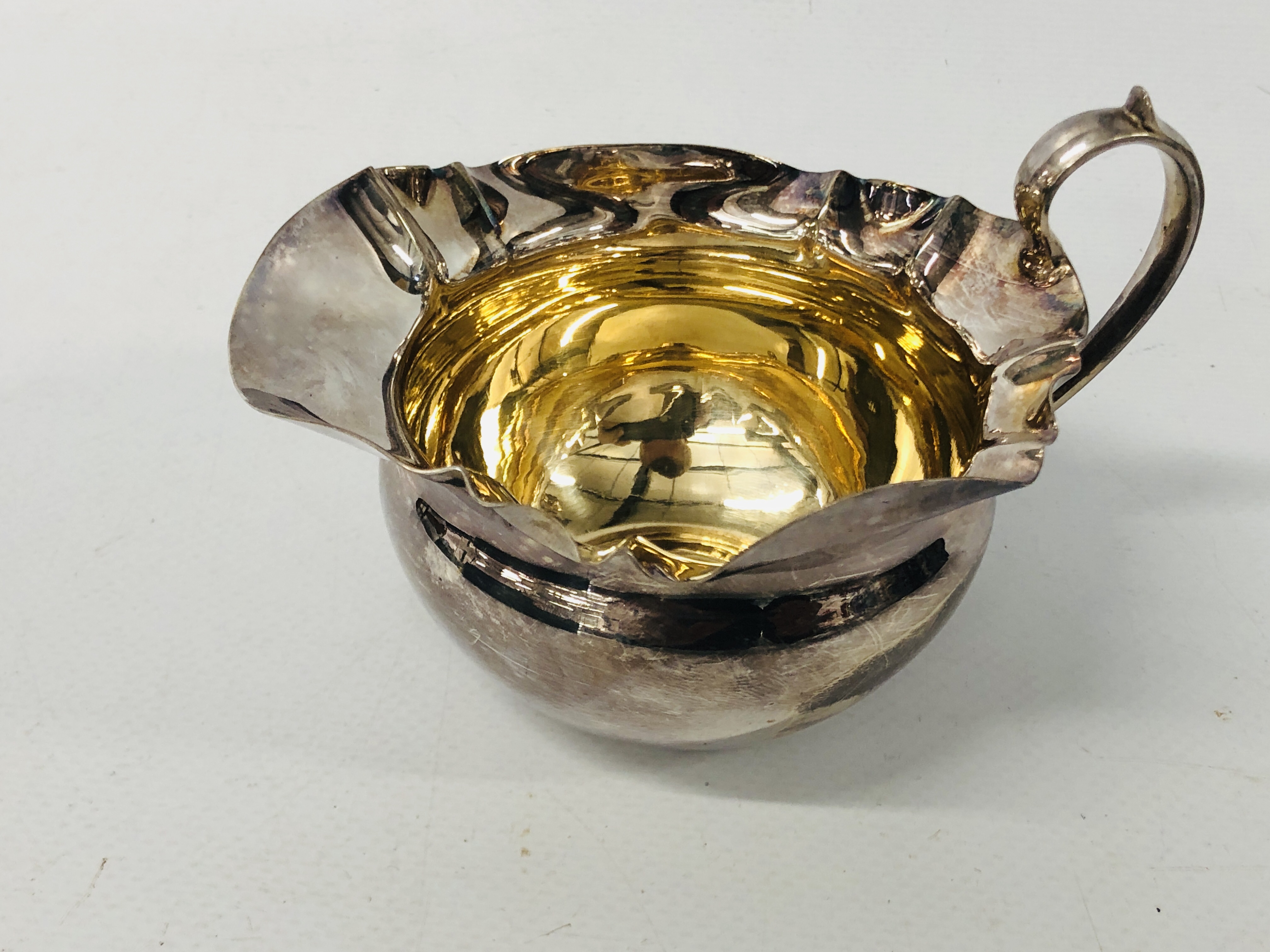 AN ANTIQUE CASED SET OF SILVER COMPRISING SUGAR BOWL, - Image 7 of 10