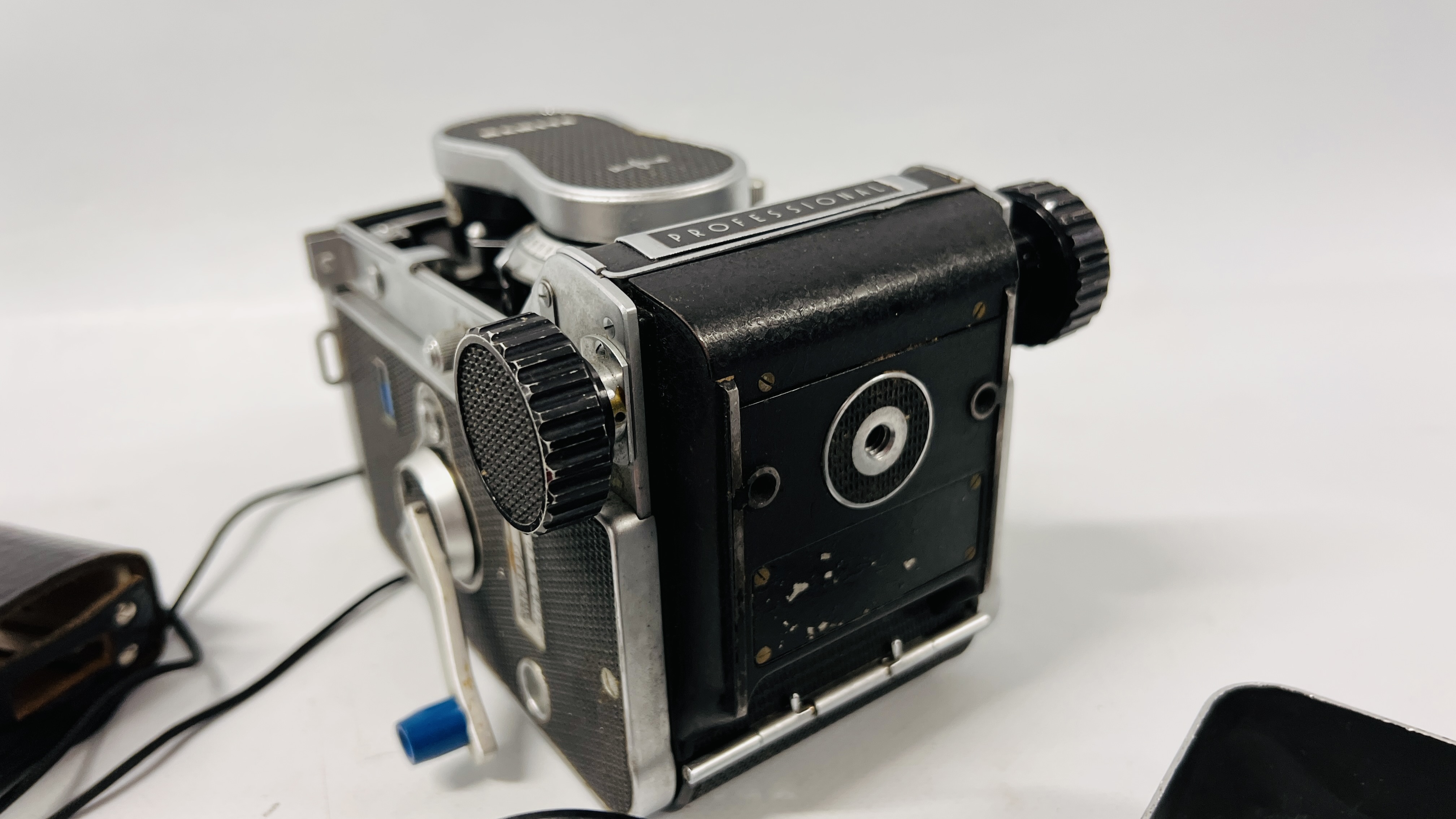 VINTAGE CAMERA EQUIPMENT TO INCLUDE MAMIYA C330 PROFESSIONAL F CAMERA, - Image 8 of 16