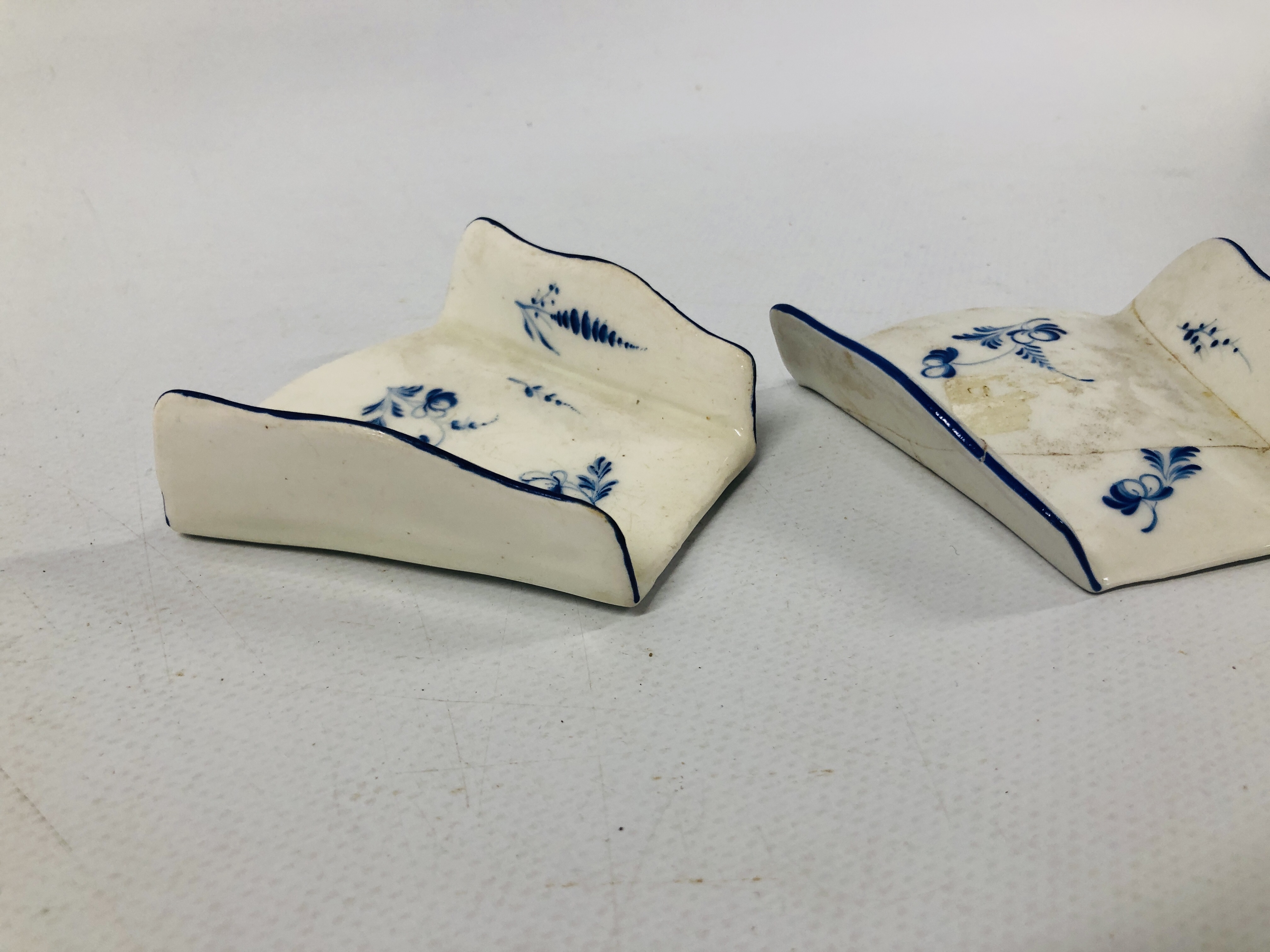 TWO DERBY ASPARAGUS SERVERS, OF FAN SHAPE, DECORATED IN DRY BLUE WITH SCATTERED SPRIGS, - Image 3 of 5