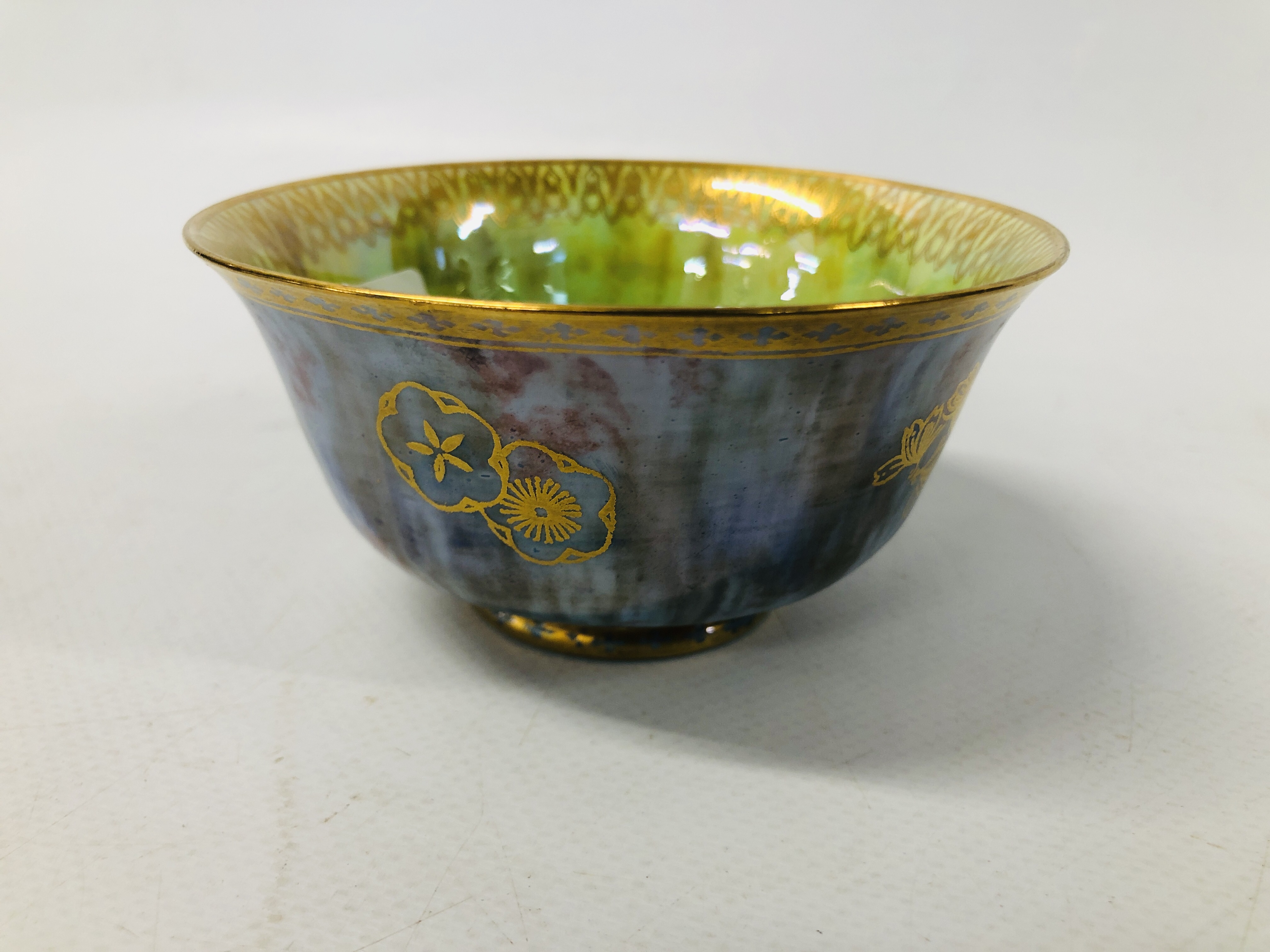 A HIGHLY DECORATIVE WEDGWOOD FINGER BOWL WITH GILT RIM. - Image 4 of 6