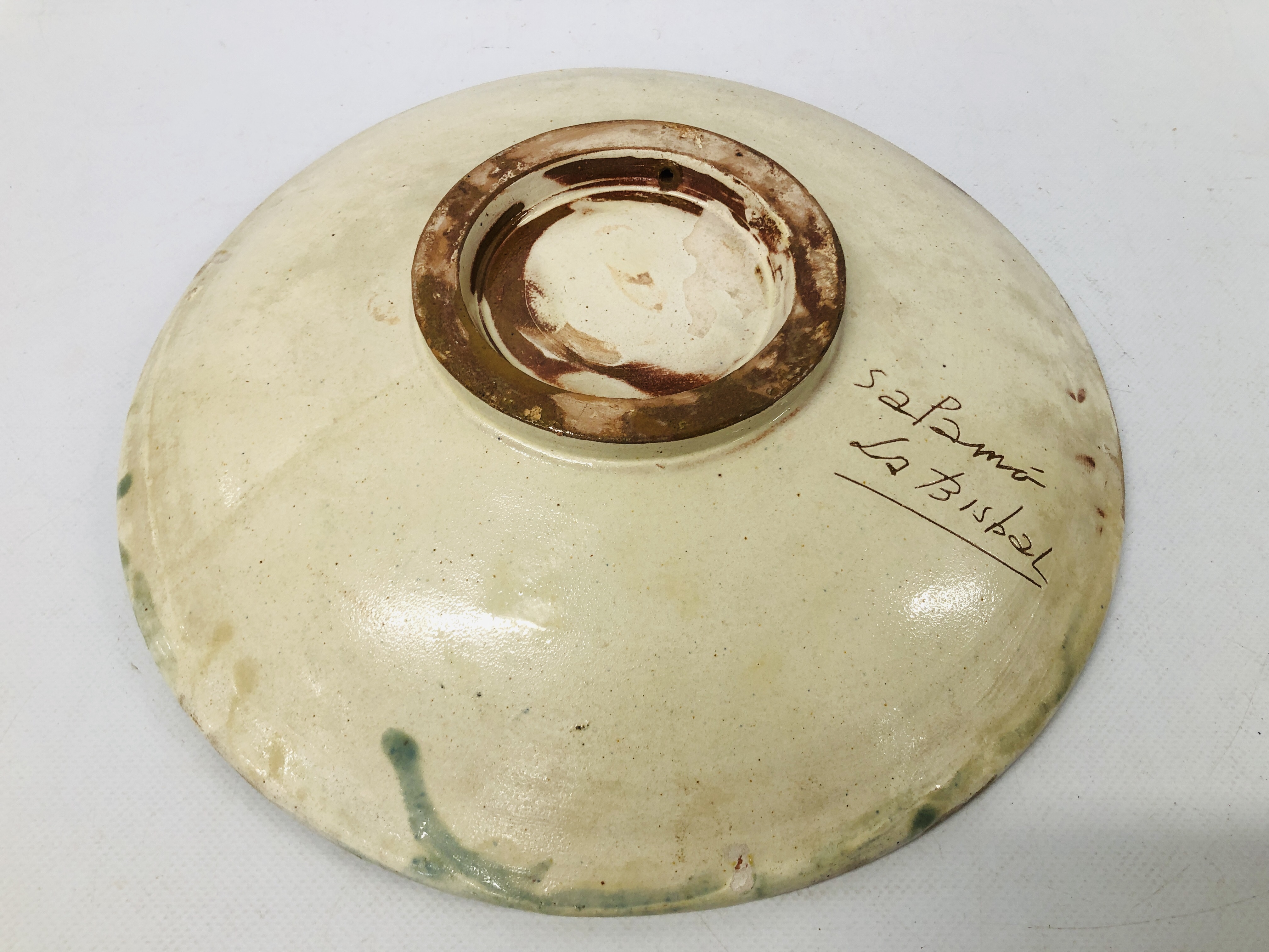 CONTINENTAL STUDIO POTTERY BOWL DECORATED WITH A VIOLINIST "LA BISHAL" - Image 4 of 4