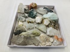 A COLLECTION OF APPROX 21 CRYSTAL AND MINERAL ROCK EXAMPLES TO INCLUDE GYPSUM, GOSHENITE ETC.
