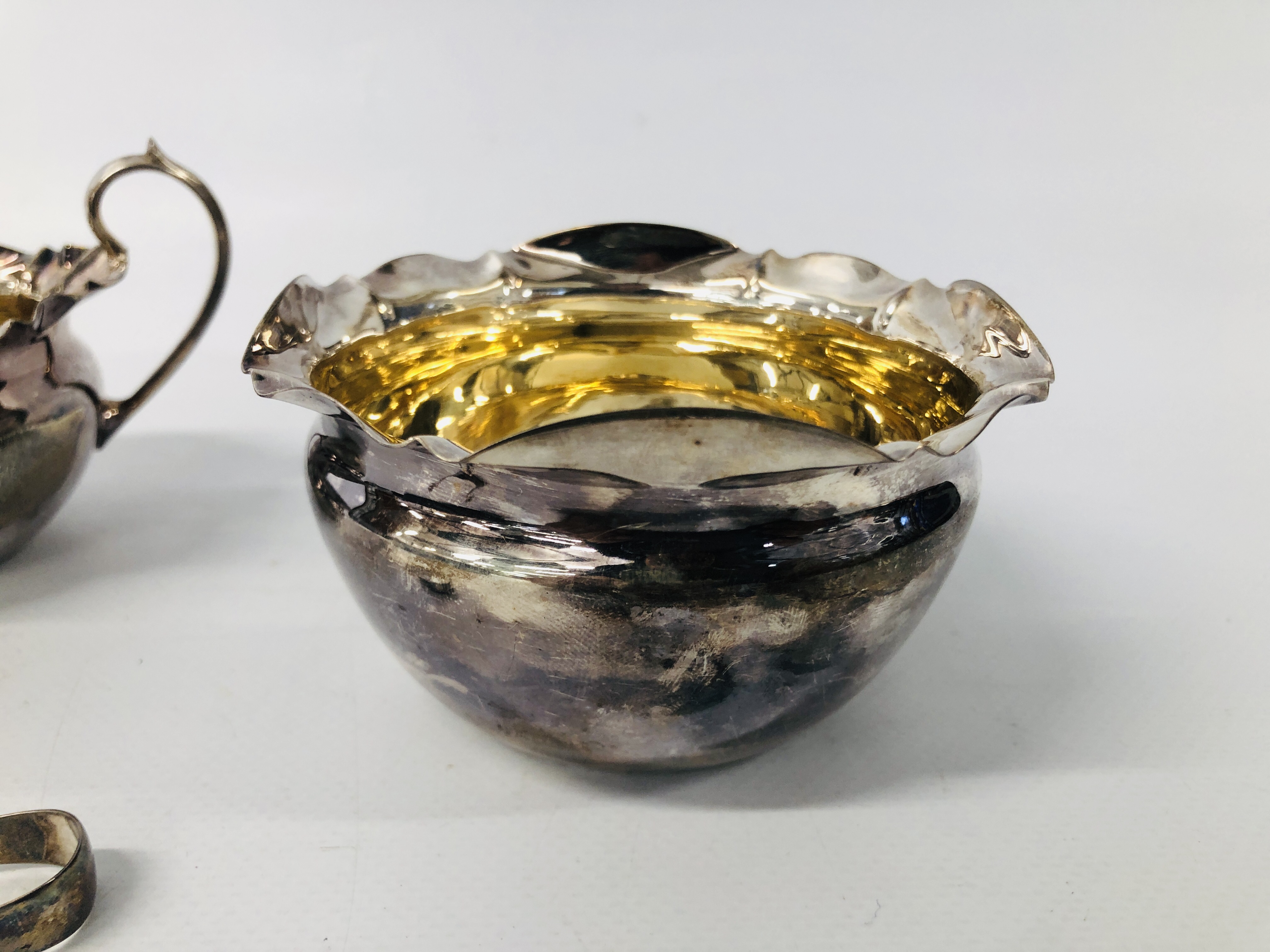 AN ANTIQUE CASED SET OF SILVER COMPRISING SUGAR BOWL, - Image 4 of 10