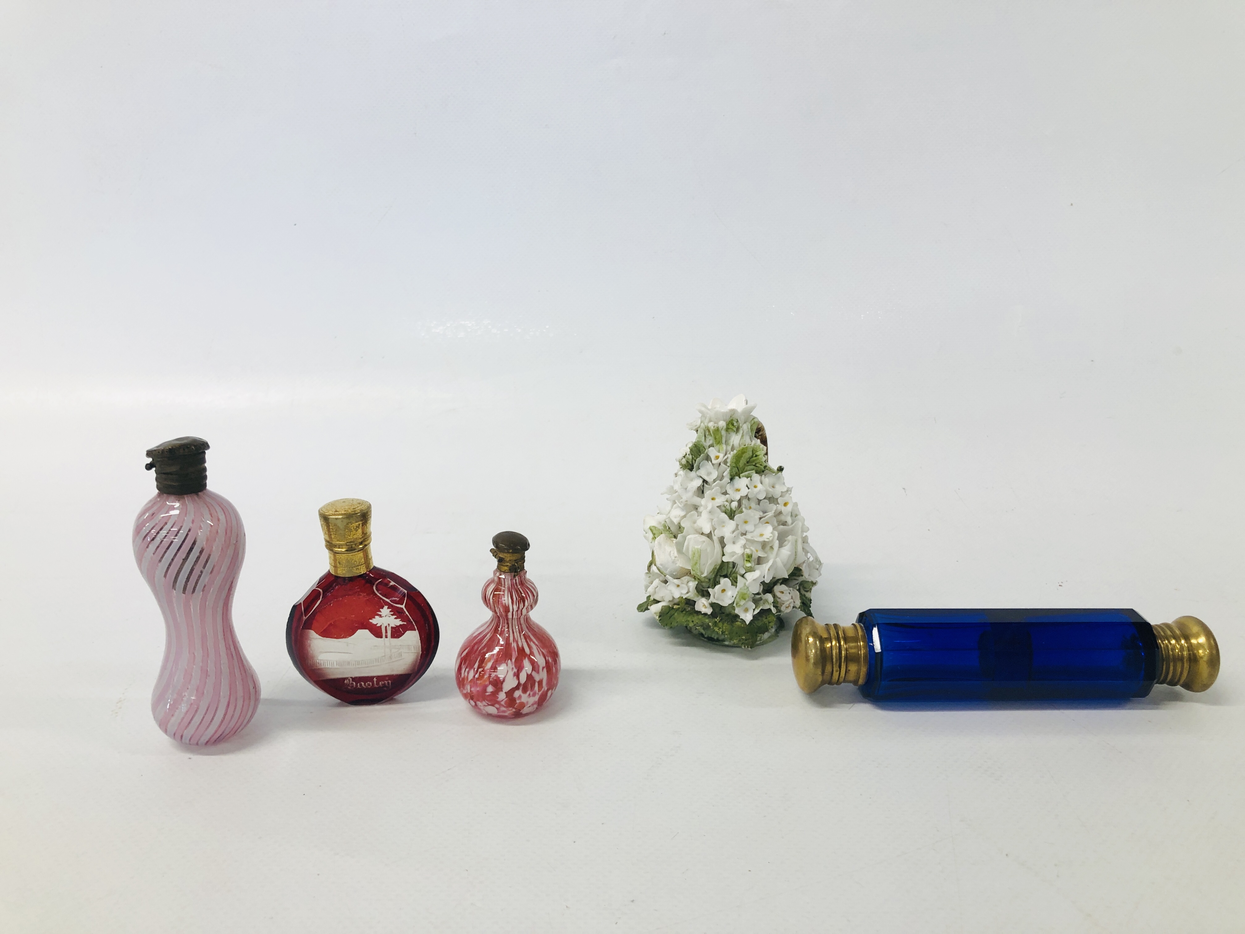 5 X VARIOUS ANTIQUE SCENT BOTTLES TO INCLUDE A BLUE GLASS DOUBLE ENDED EXAMPLE ETC.