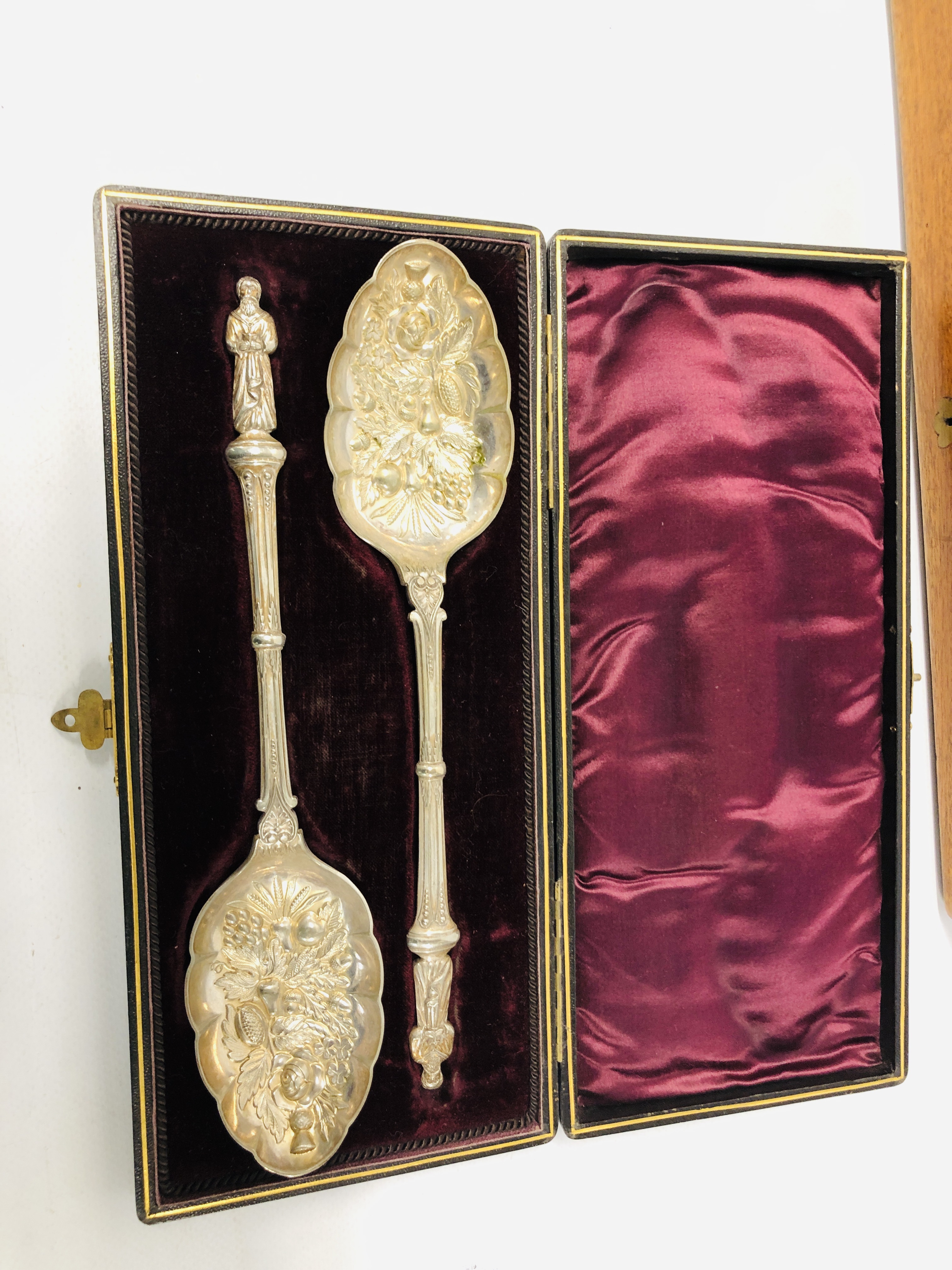 3 X CASED SETS OF VINTAGE PLATED CUTLERY TO INCLUDE A MAHOGANY CASED SET OF FISH CUTLERY. - Image 6 of 7