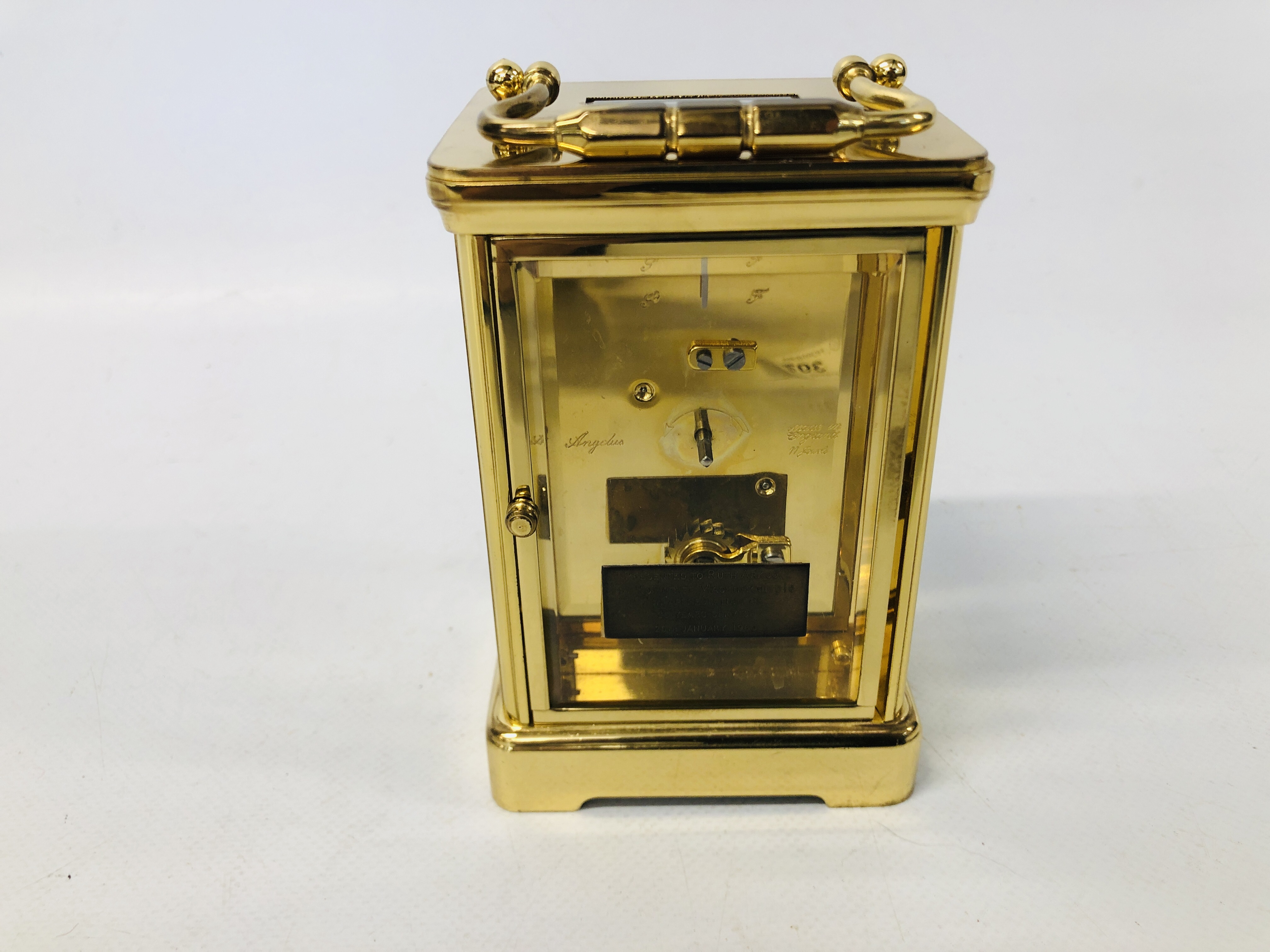 A MAPPIN AND WEBB MODERN BRASS CASED CARRIAGE CLOCK WITH PRESENTATION PLAQUE TO REVERSE HEIGHT 13. - Image 6 of 6