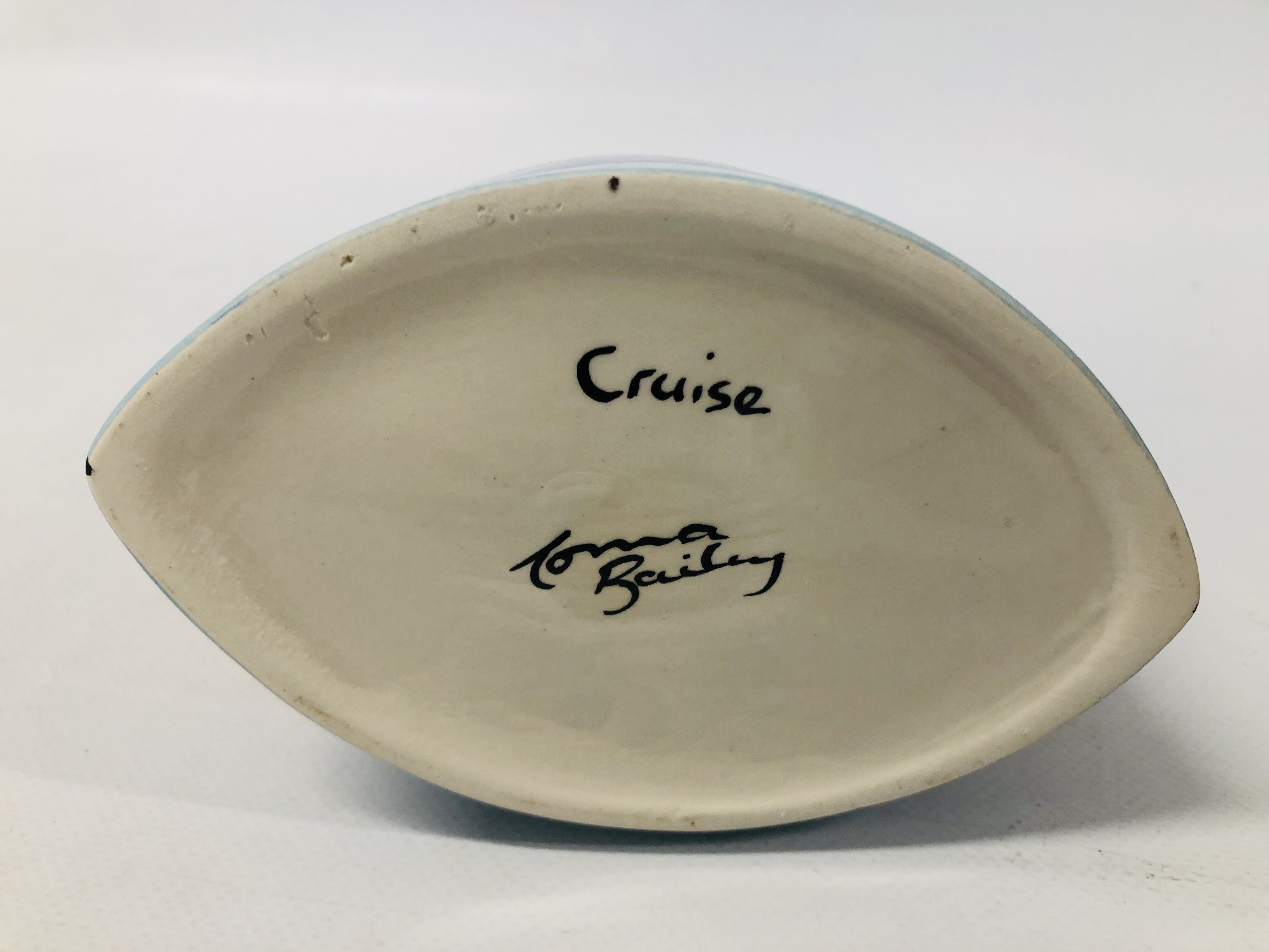 A RARE CRUISE VASE SIGNED BY LORNA BAILEY, H 17CM. - Image 4 of 4