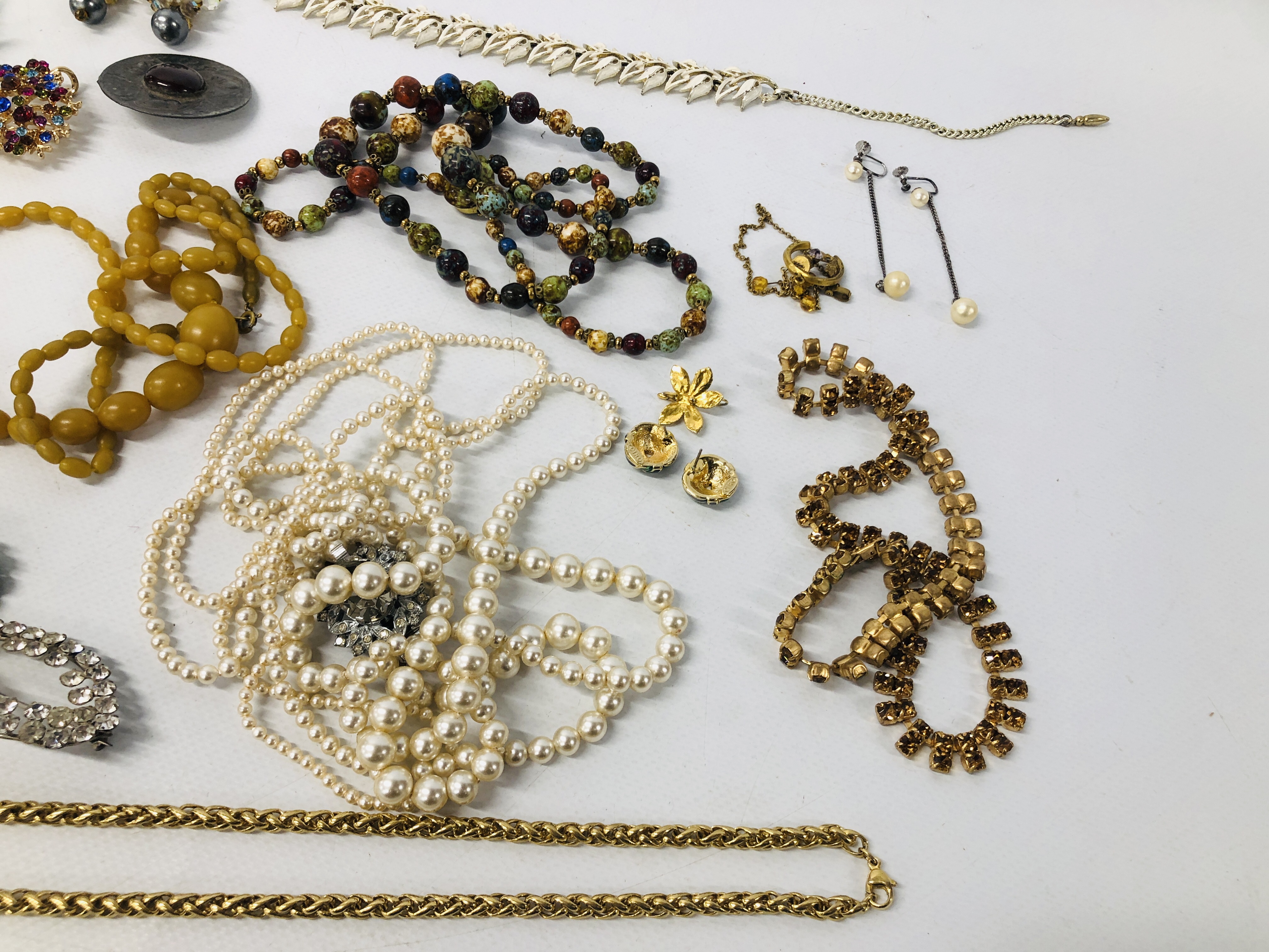 BOX OF ASSORTED COSTUME JEWELLERY TO INCLUDE BROOCHES AND BEADS, PEWTER BROOCH ETC. - Image 5 of 5