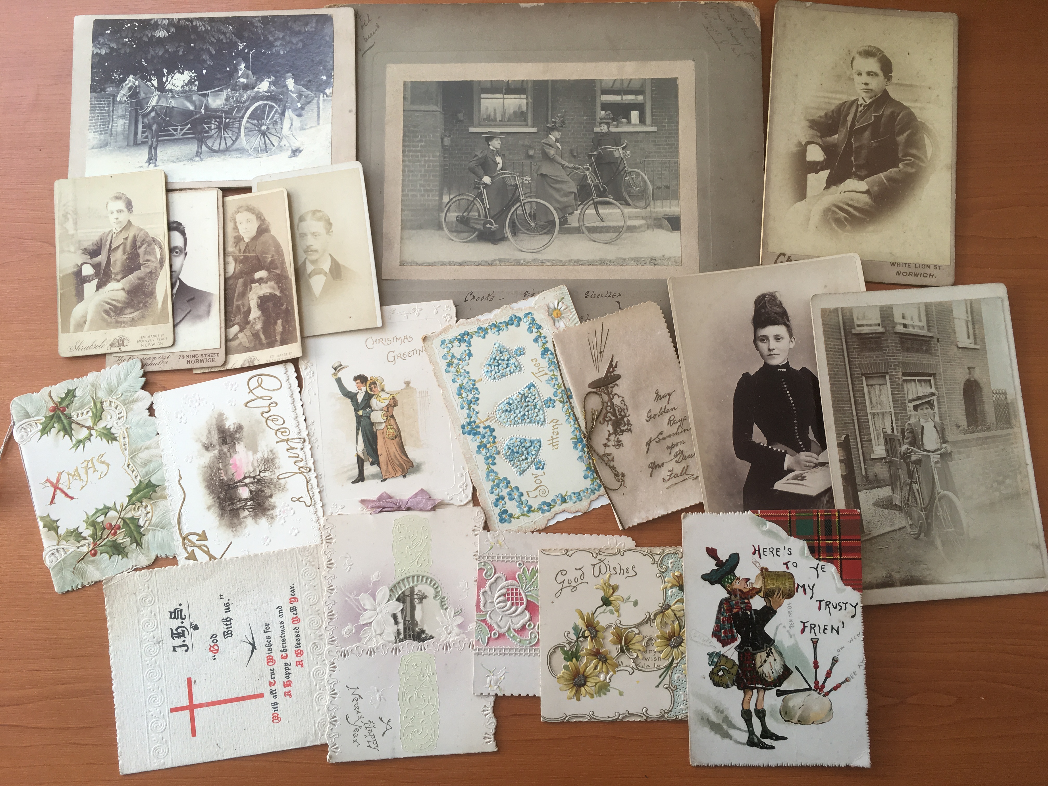 BOX WITH EPHEMERA, GREETINGS CARDS, CABINET AND CDV PHOTOS, BUSINESS CARDS, - Image 2 of 4