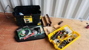 A STANLEY MOBILE TOOL CHEST AND CONTENTS TO INCLUDE CHISELS, CRAFT KNIVES, WAD PUNCH SET,