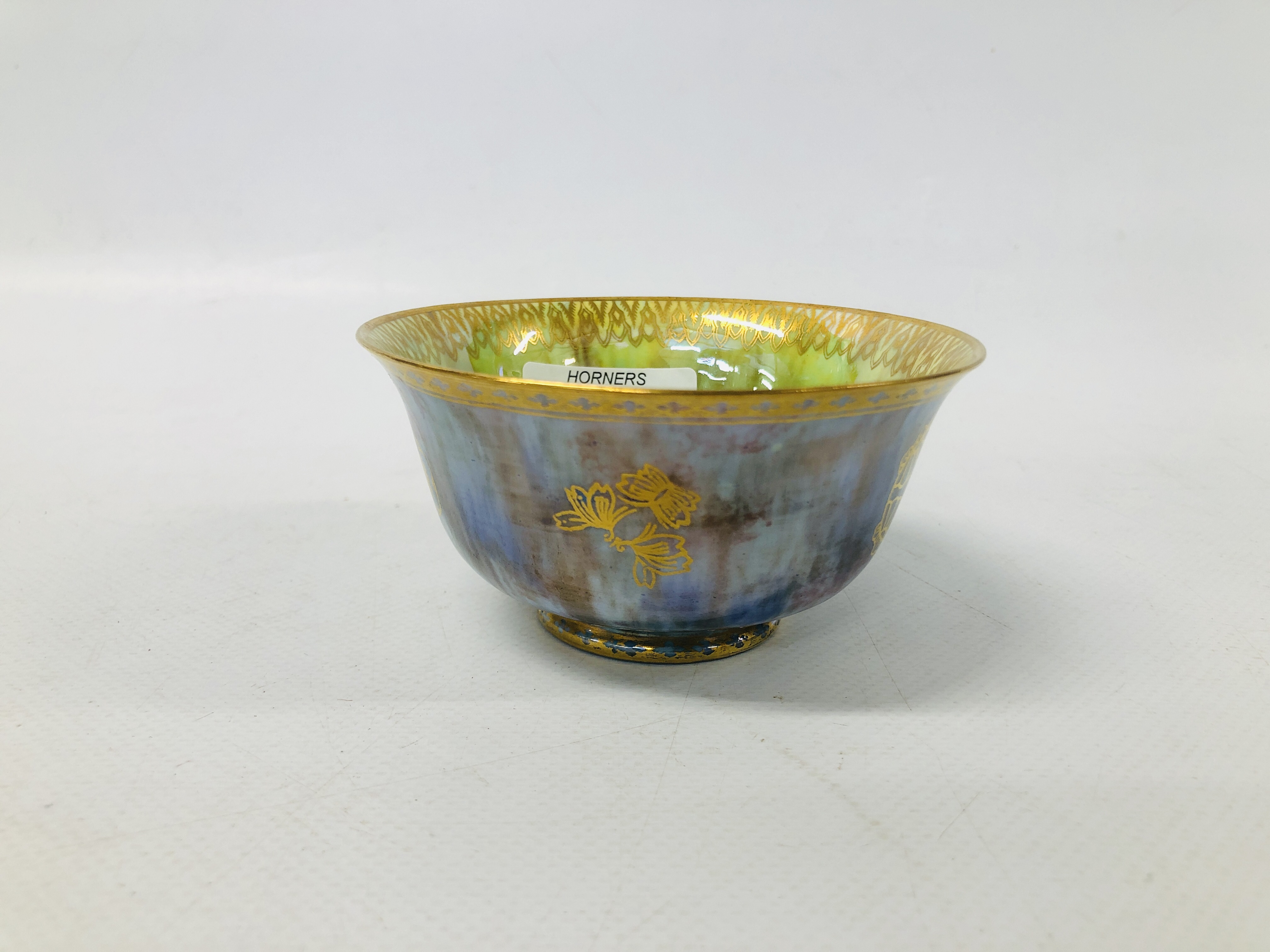 A HIGHLY DECORATIVE WEDGWOOD FINGER BOWL WITH GILT RIM.