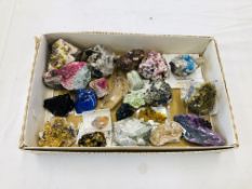 A COLLECTION OF APPROX 23 CRYSTAL AND MINERAL ROCK EXAMPLES TO INCLUDE WULFENITE, FLUORITE,