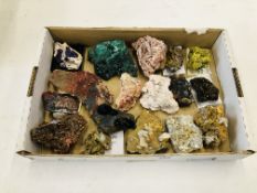 A COLLECTION OF APPROX 17 CRYSTAL AND MINERAL ROCK EXAMPLES TO INCLUDE WULFENITE, NATROLITE ETC.