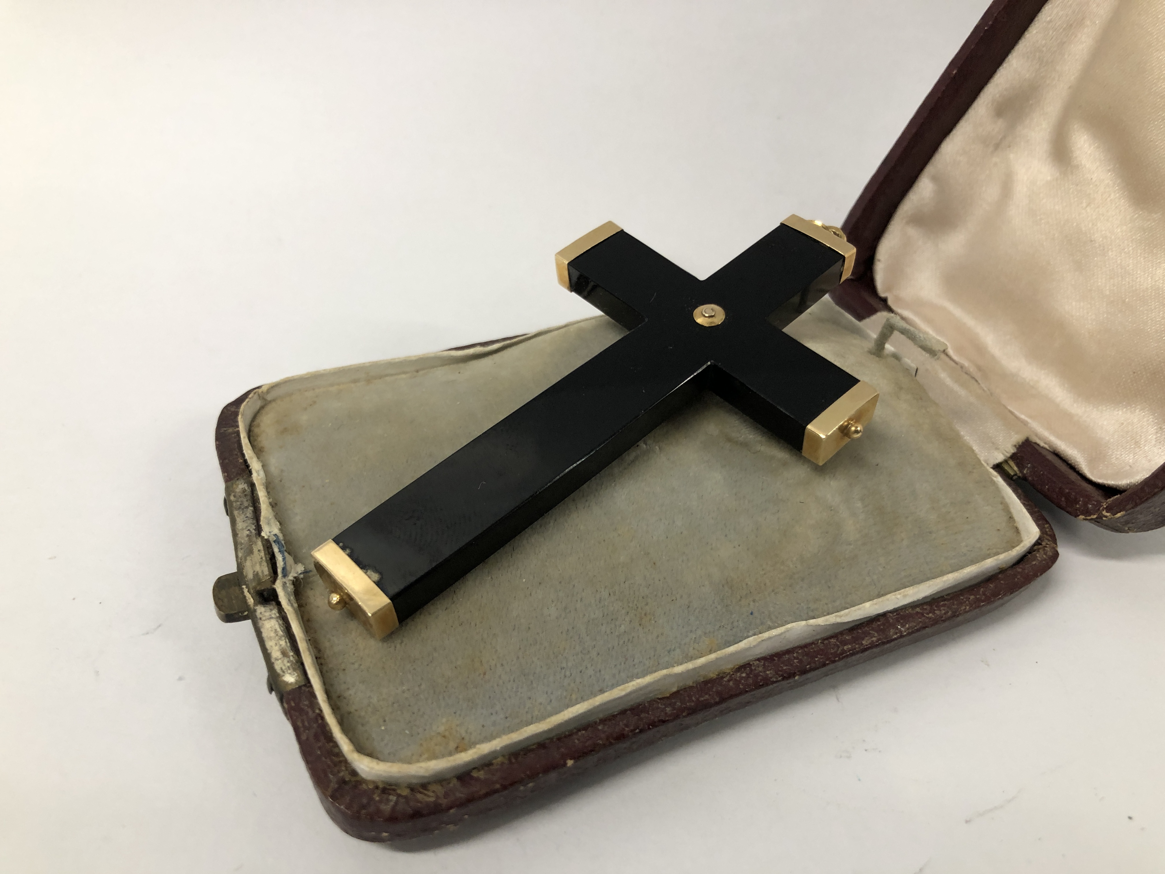 ANTIQUE MOURNING CROSS SET WITH SEED YELLOW METAL CAPPING AND DECORATION IN A VINTAGE BOX - Image 5 of 6