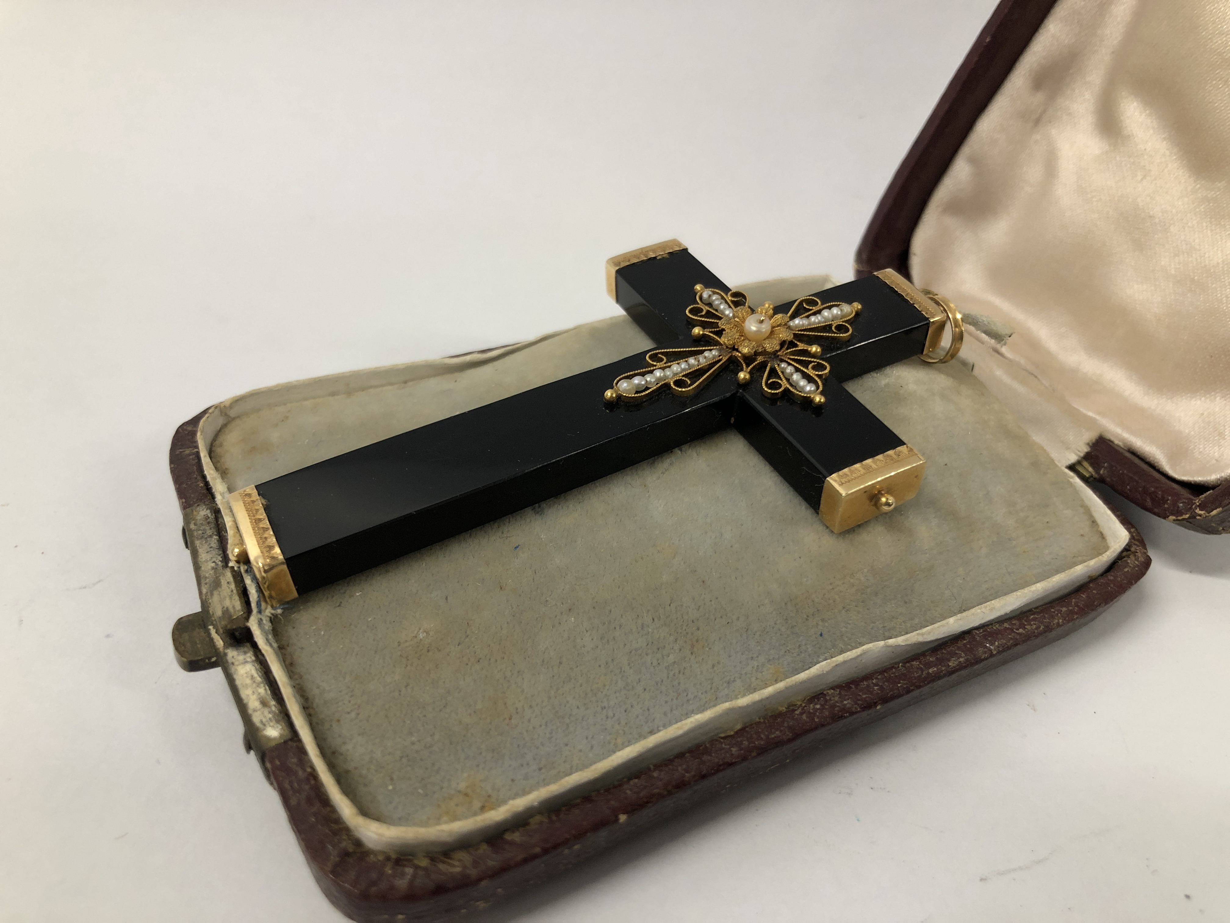 ANTIQUE MOURNING CROSS SET WITH SEED YELLOW METAL CAPPING AND DECORATION IN A VINTAGE BOX - Image 4 of 6