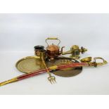 A COLLECTION OF BRASS AND COPPER WARES TO INCLUDE PERSIAN TRAYS, DECORATIVE DRESS SWORD, KETTLE,