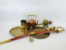 A COLLECTION OF BRASS AND COPPER WARES TO INCLUDE PERSIAN TRAYS, DECORATIVE DRESS SWORD, KETTLE,