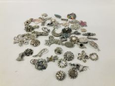 1 BOX OF RETRO AND VINTAGE RHINESTONE & MARCASITE BROOCHES