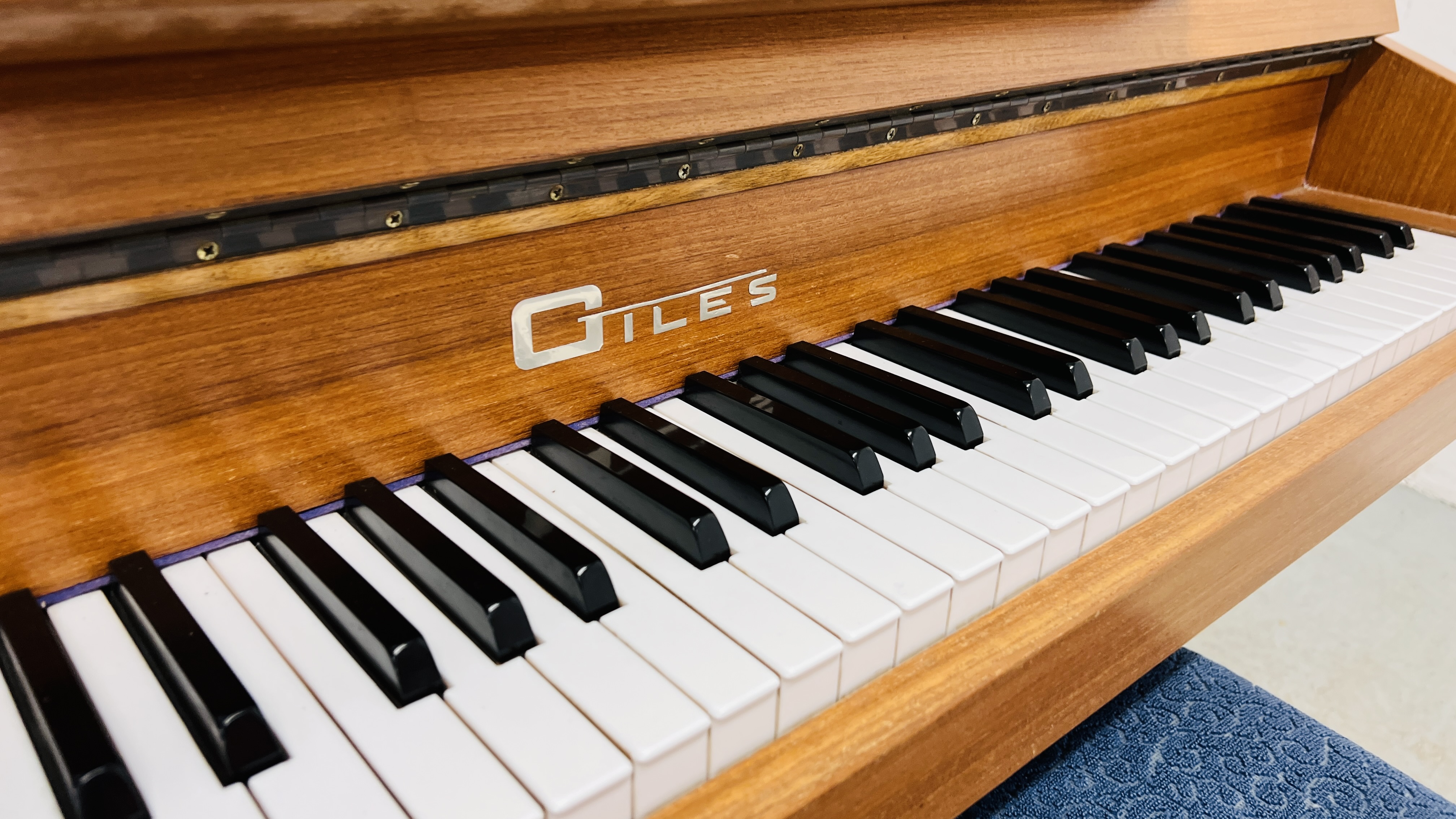 A GILES MODERN OVERSTRUNG UPRIGHT PIANO COMPLETE WITH MUSIC STOOL - Image 4 of 14