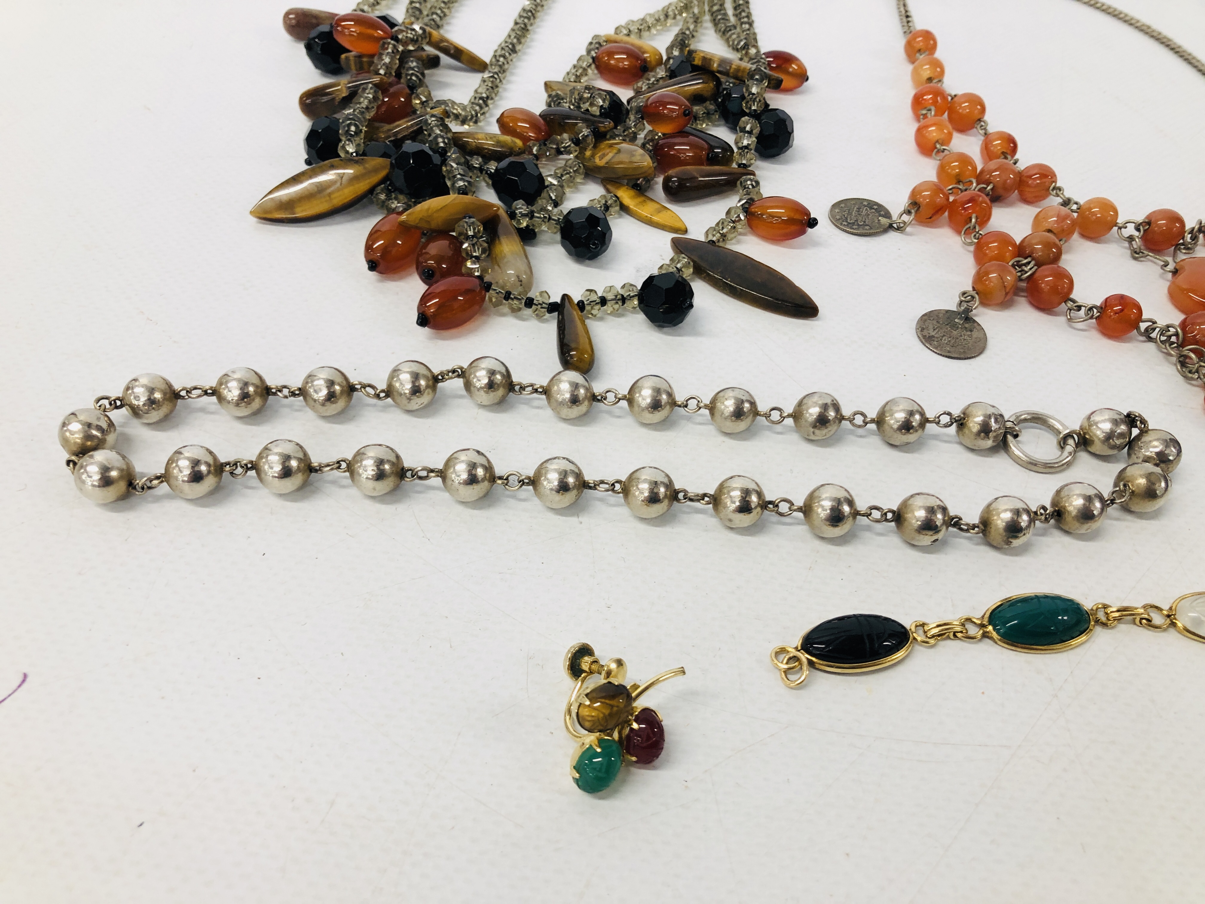 BOX OF ASSORTED JEWELLERY TO INCLUDE HARD STONE NECKLACES, TIGER EYE, SCARAB BRACELET ETC. - Image 2 of 5