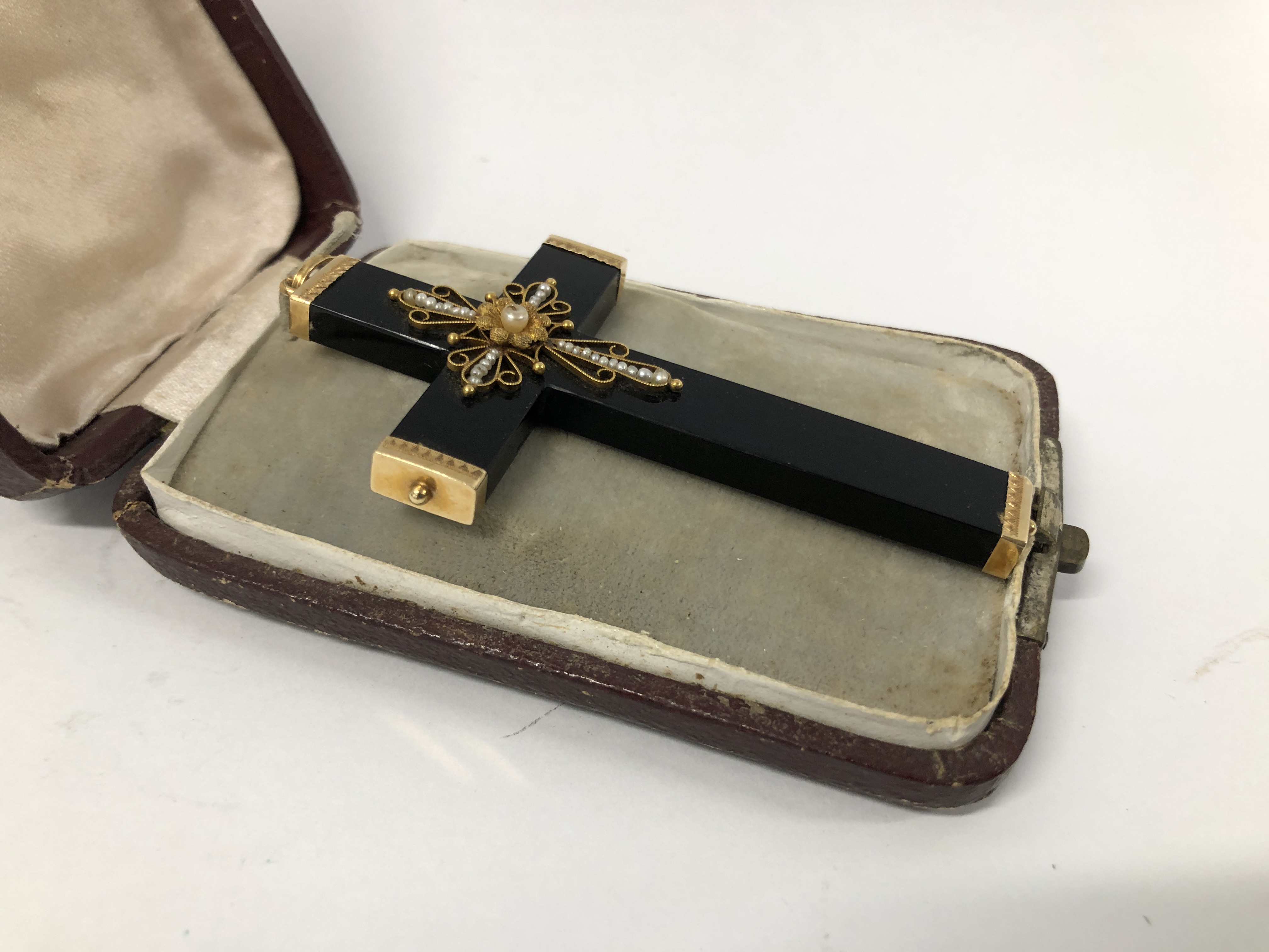 ANTIQUE MOURNING CROSS SET WITH SEED YELLOW METAL CAPPING AND DECORATION IN A VINTAGE BOX - Image 3 of 6
