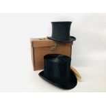 TWO VINTAGE GENT'S TOP HATS TO INCLUDE A SILK "HENRY HEATH" EXAMPLE ALONG WITH A FOLDABLE "AUSTIN