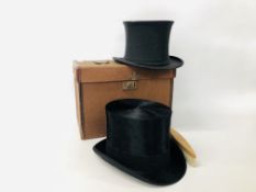 TWO VINTAGE GENT'S TOP HATS TO INCLUDE A SILK "HENRY HEATH" EXAMPLE ALONG WITH A FOLDABLE "AUSTIN