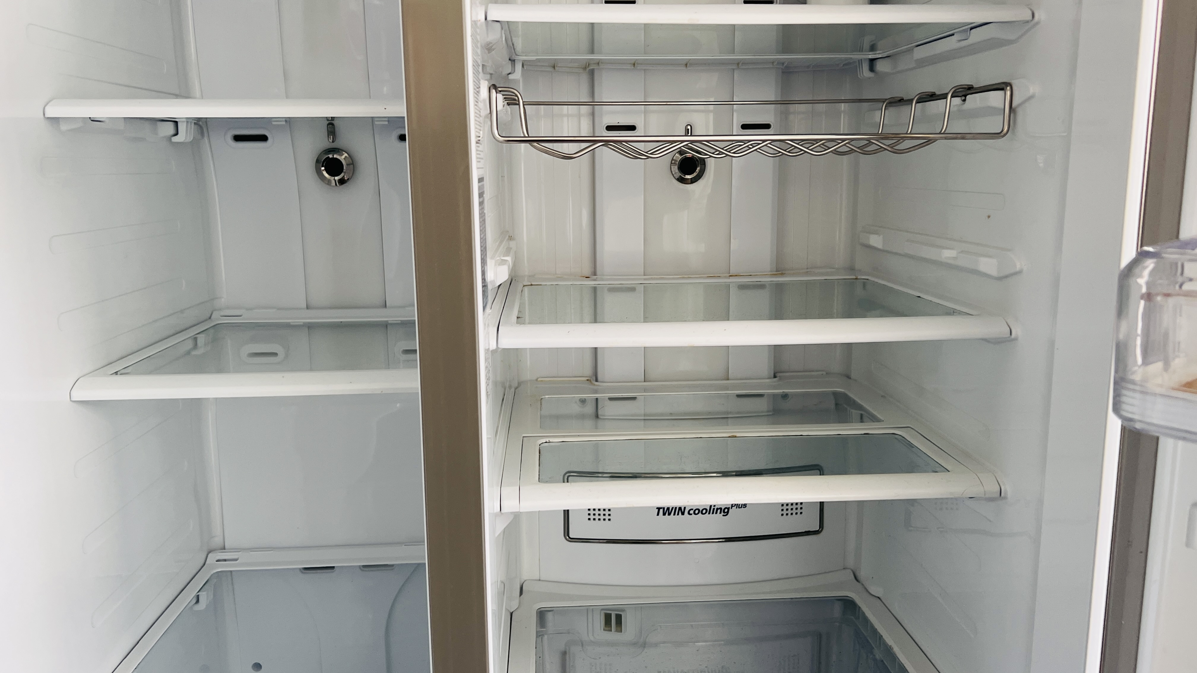 A SAMSUNG AMERICAN STYLE FRIDGE WITH ICED WATER MACHINE - SOLD AS SEEN - Image 12 of 16