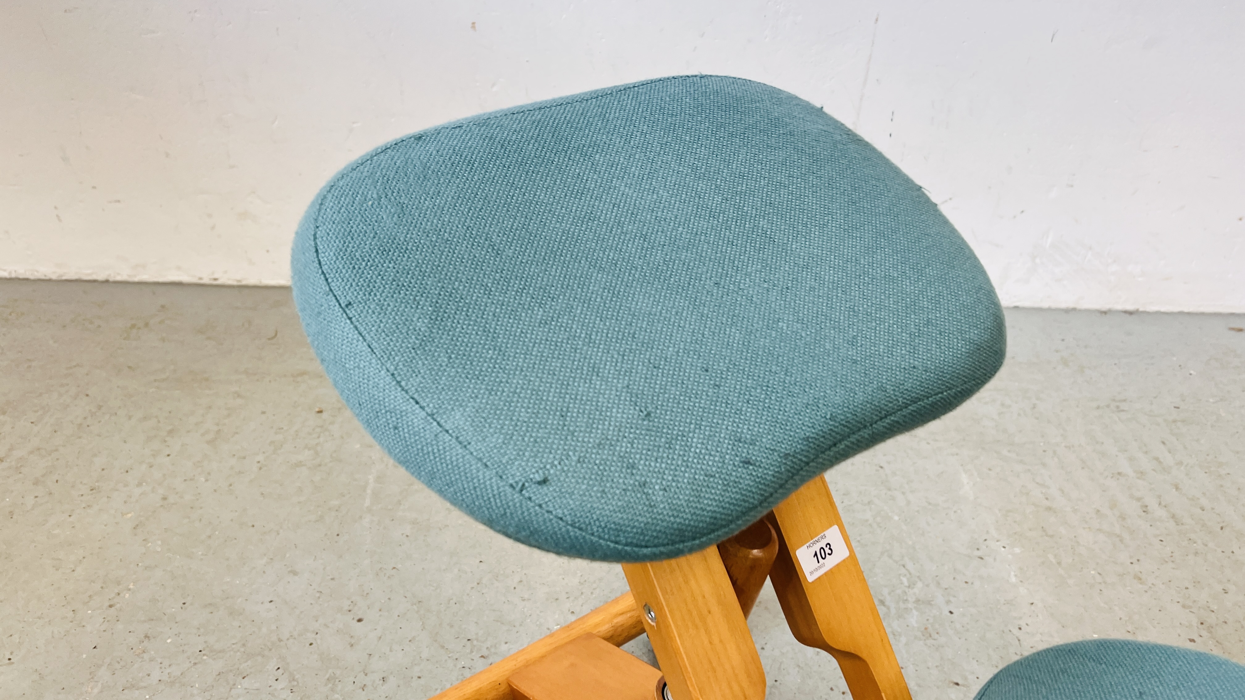 A BACK SUPPORT WHEELED KNEELING CHAIR. - Image 2 of 5