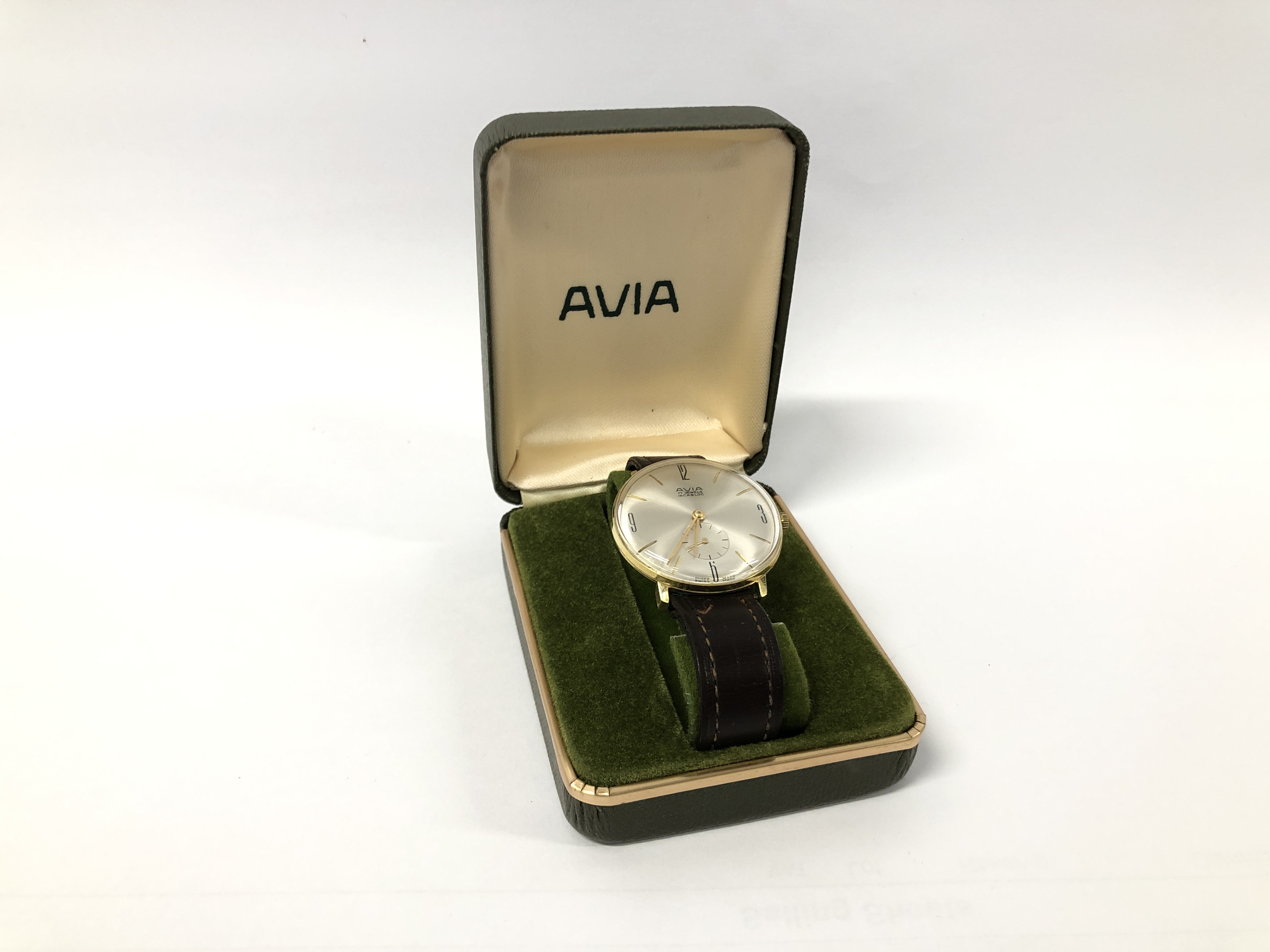 A BOXED AVIA GENTS WRIST WATCH ON LEATHER STRAP.