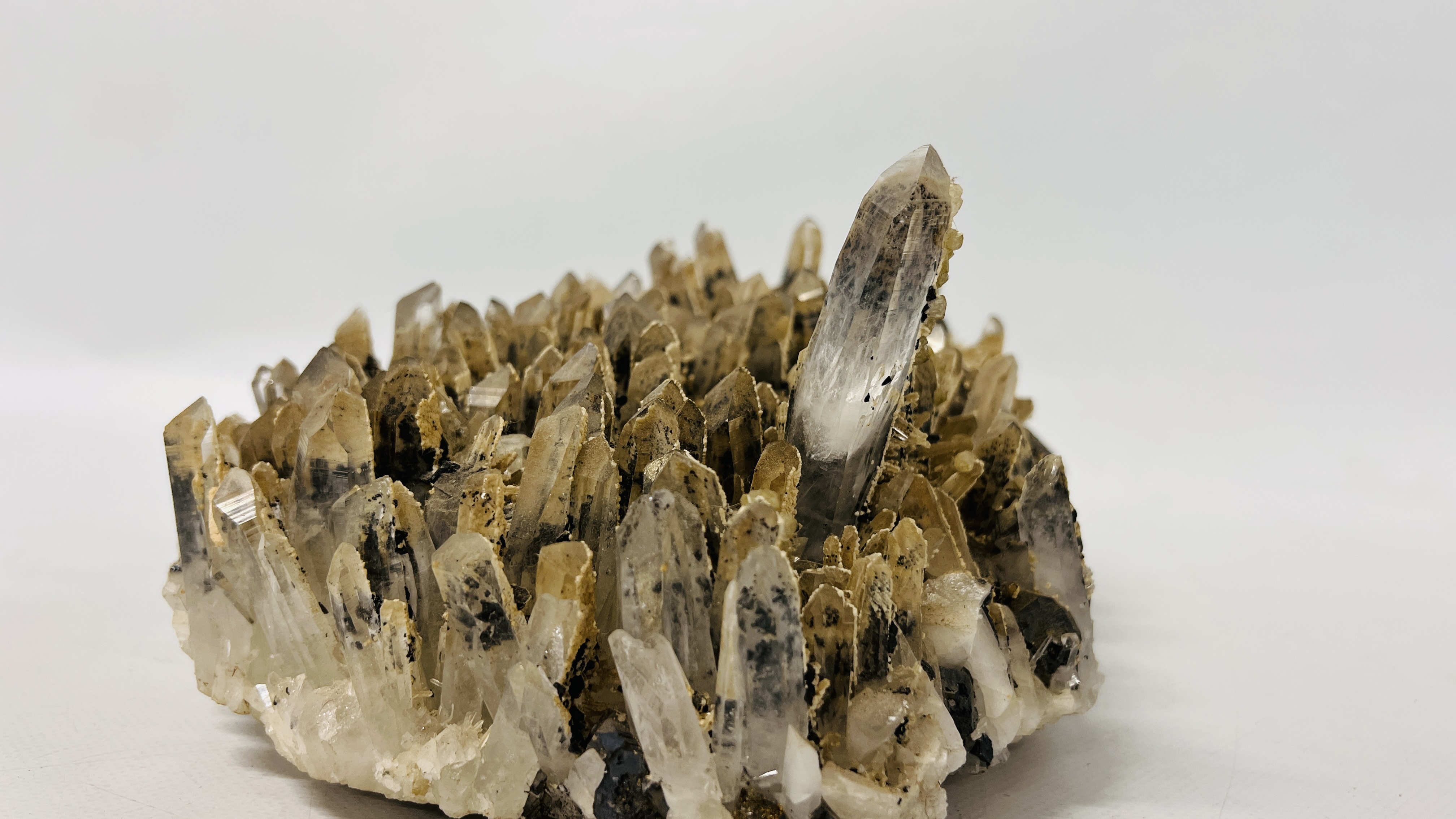 LARGE QUARTZ CRYSTAL EXAMPLE (DOG TOOTH) L 31CM X W 20CM. - Image 5 of 6