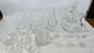 A COLLECTION OF GOOD QUALITY GLASSWARE INCLUDING CRYSTAL TO INCLUDE PUNCH BOWL, DECANTERS, JUGS,