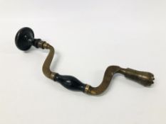 A VINTAGE BRASS HAND BRACE WITH WOODEN HANDLE.