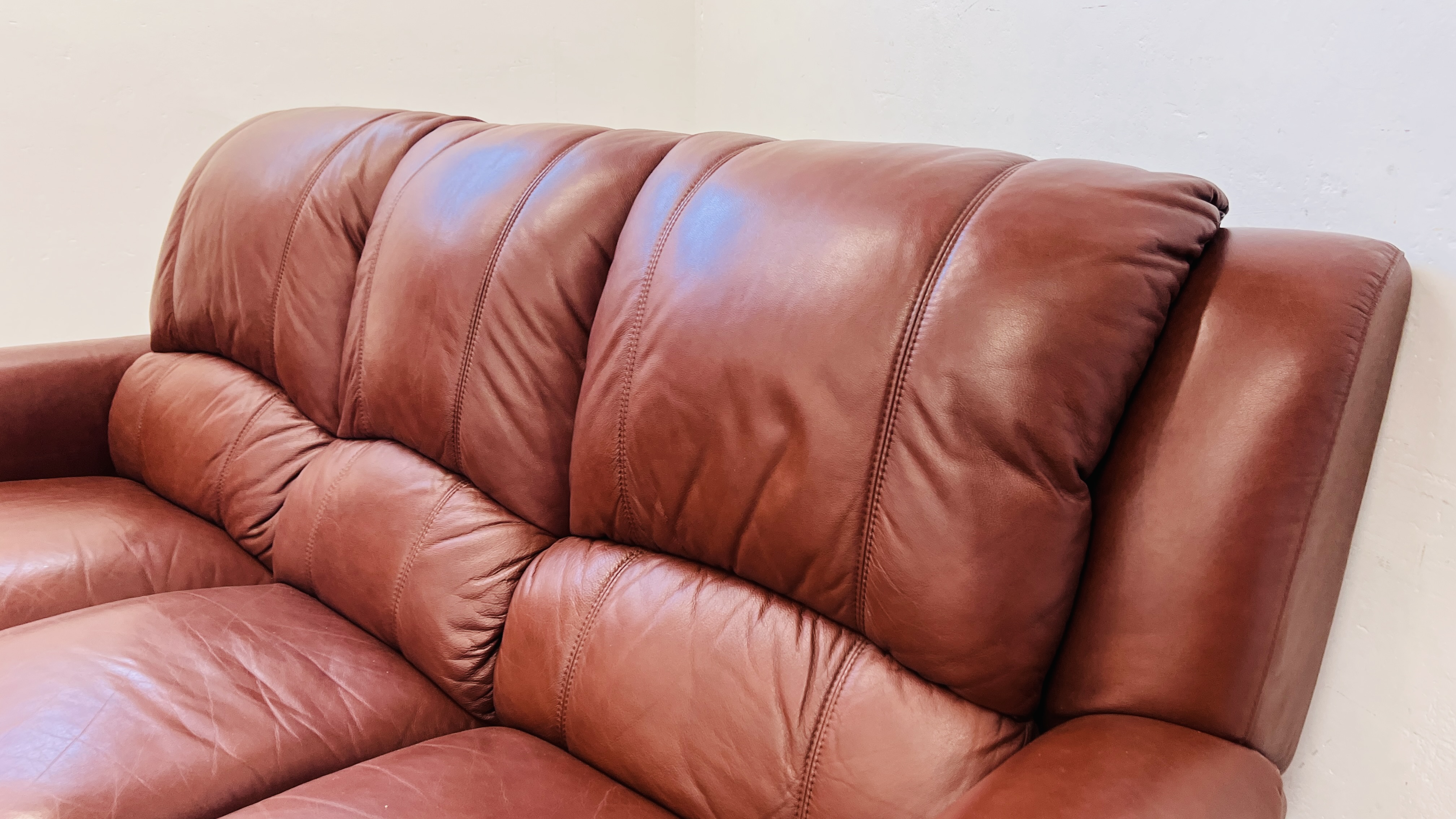 DESIGNER 3 SEATER BROWN LEATHER SOFA - Image 6 of 15
