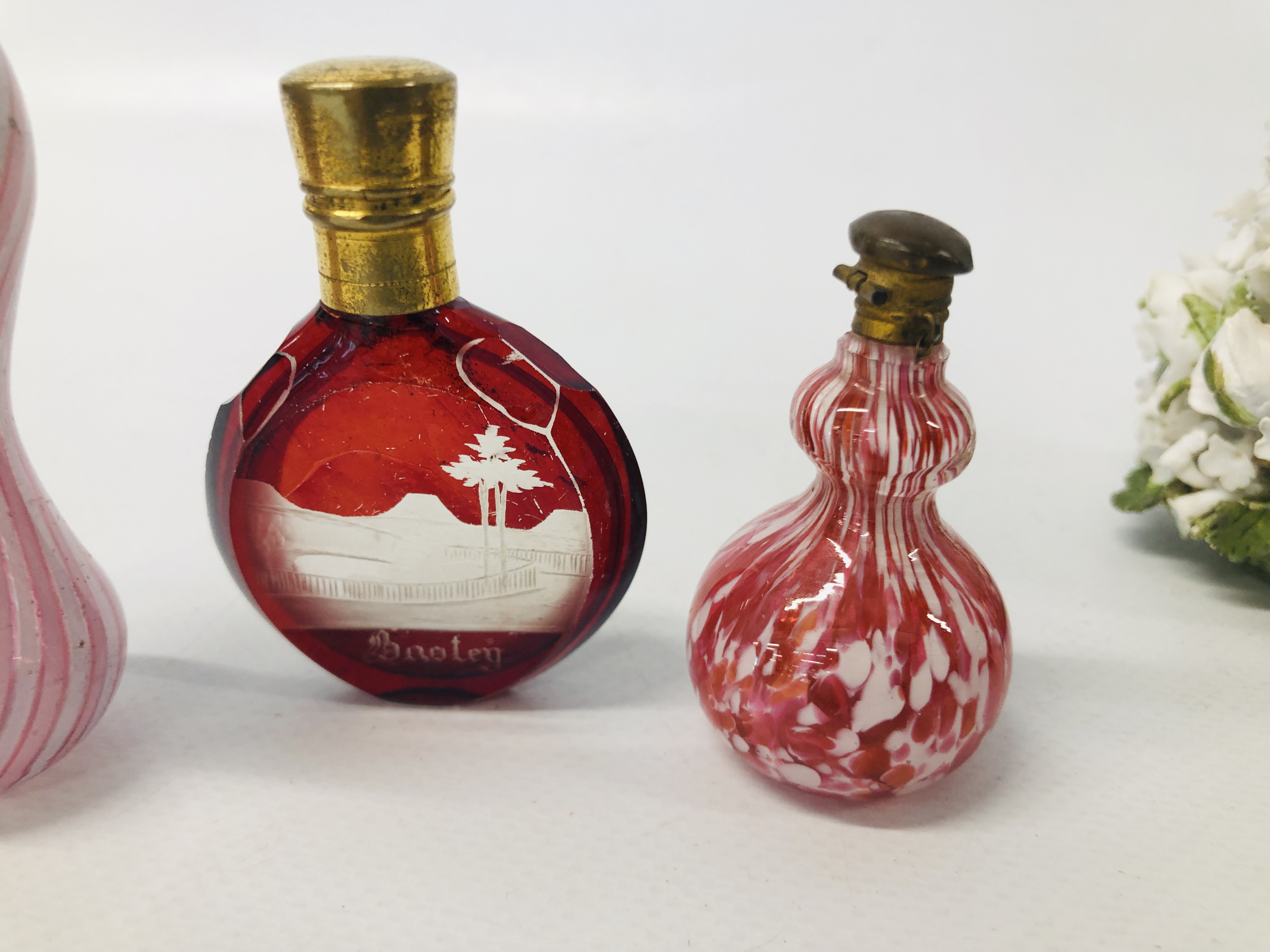5 X VARIOUS ANTIQUE SCENT BOTTLES TO INCLUDE A BLUE GLASS DOUBLE ENDED EXAMPLE ETC. - Image 3 of 9