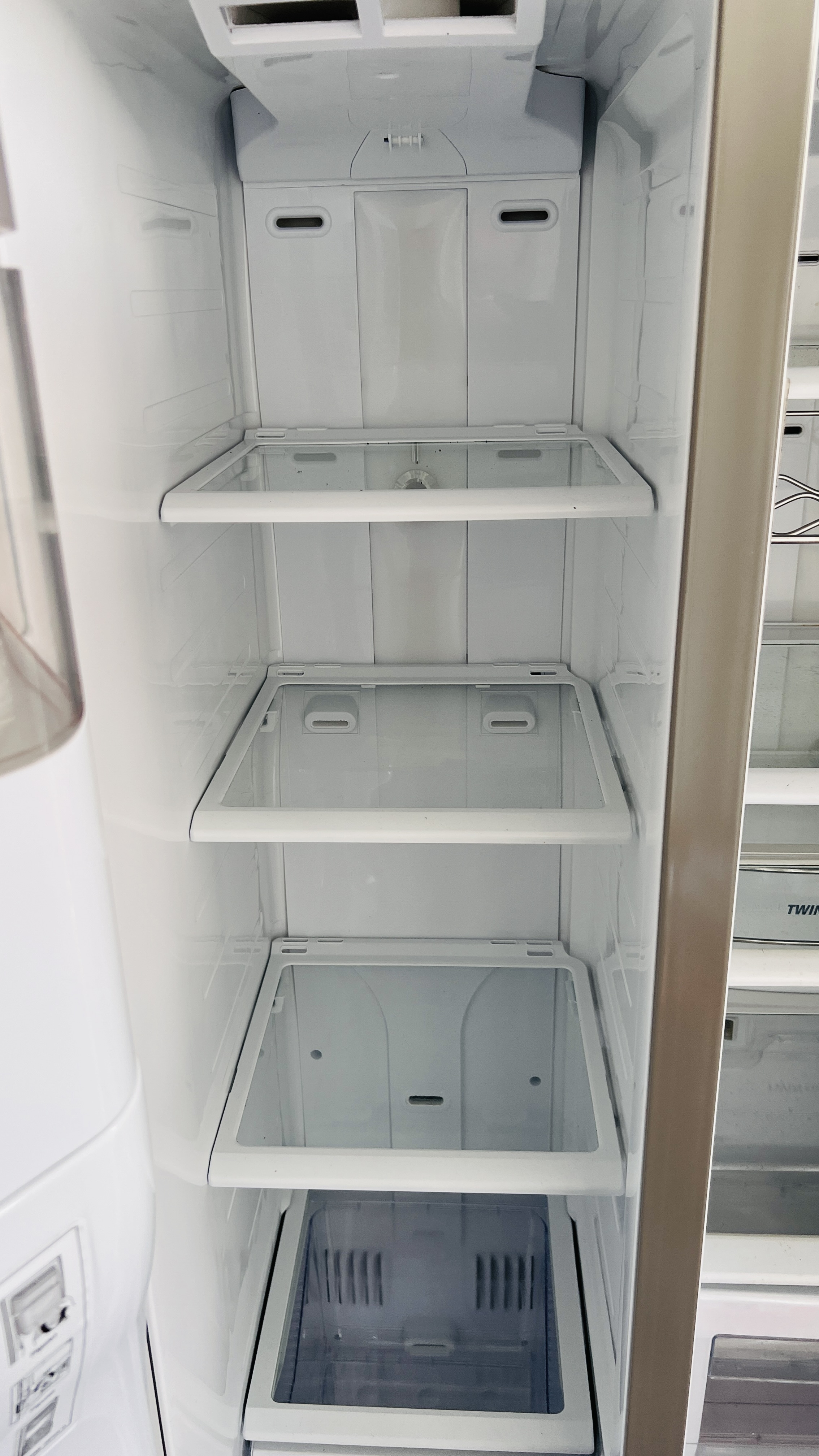 A SAMSUNG AMERICAN STYLE FRIDGE WITH ICED WATER MACHINE - SOLD AS SEEN - Image 7 of 16