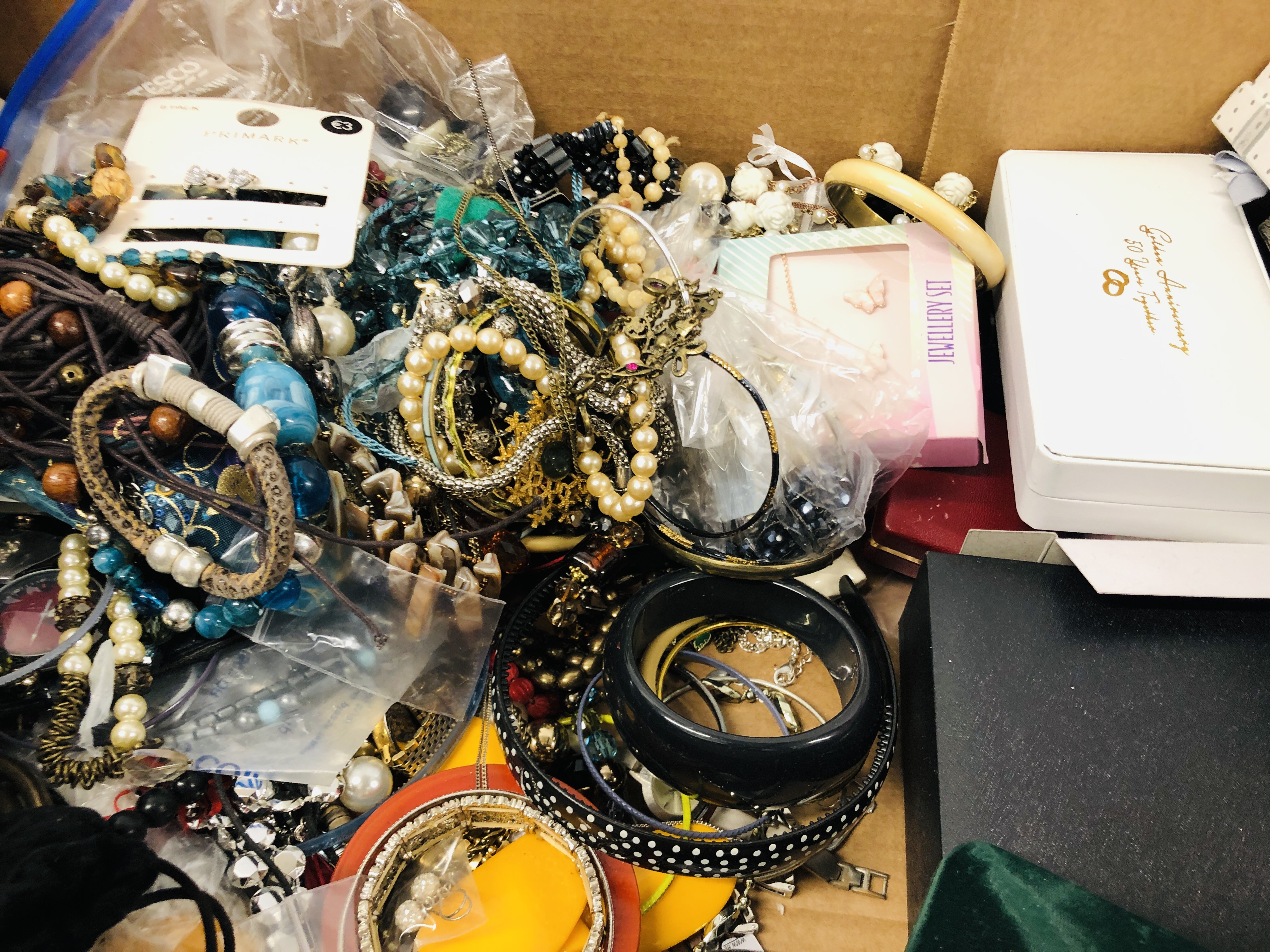 LARGE BOX OF ASSORTED MODERN COSTUME JEWELLERY TO INCLUDE NECKLACES, BEADS, BROOCHES, - Image 4 of 7