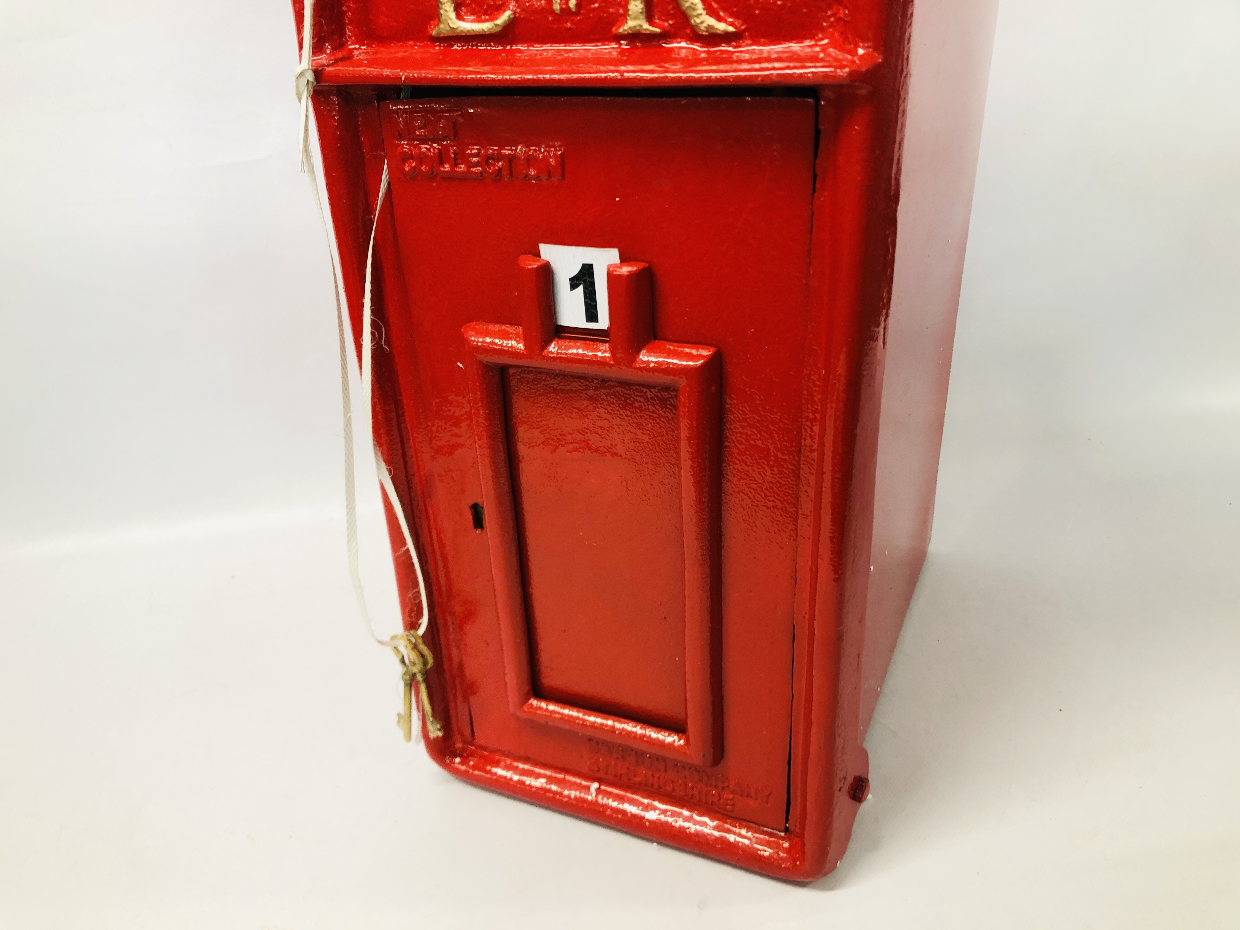 (R) RED ROYAL MAIL POST BOX - Image 3 of 4