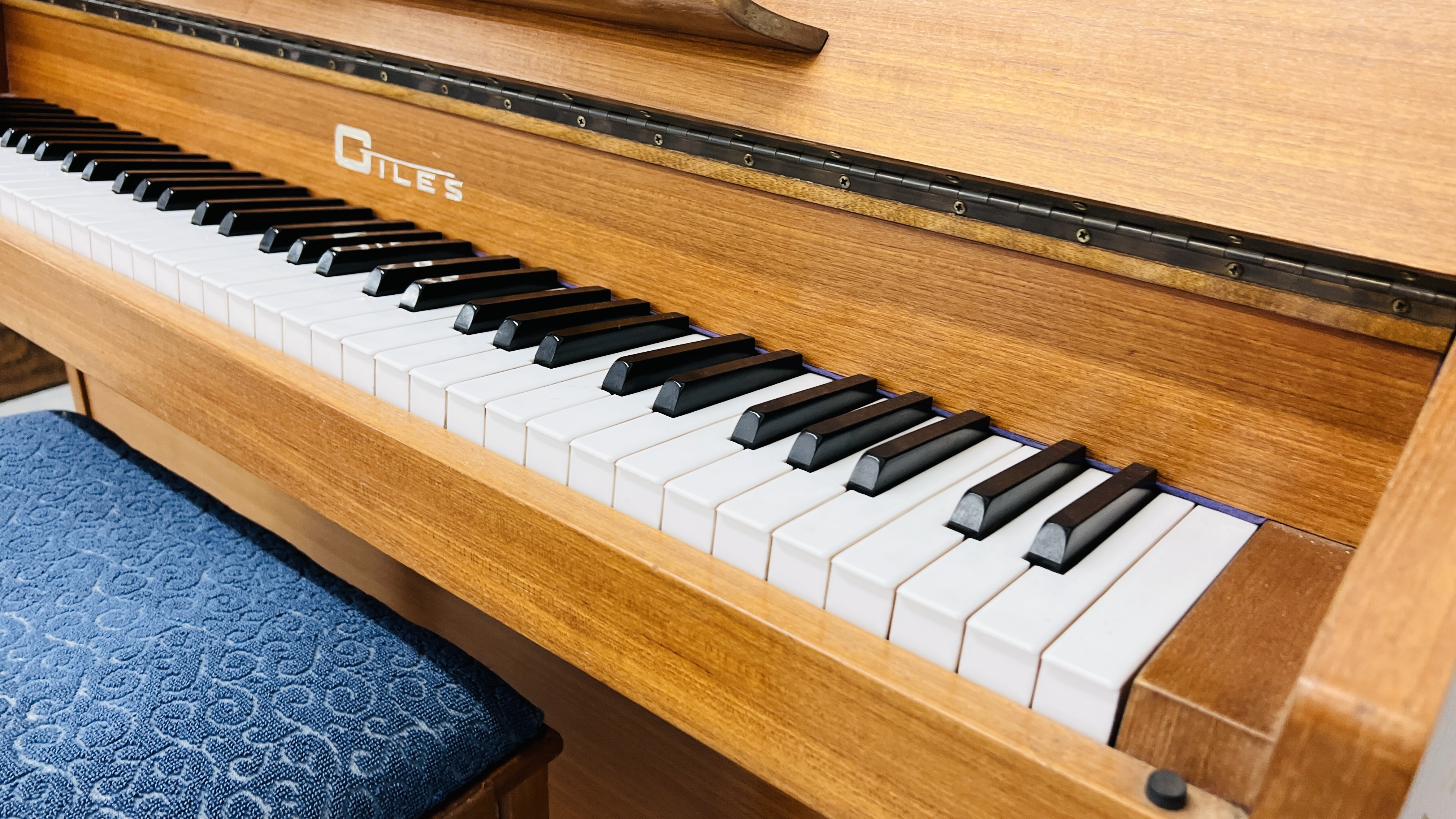 A GILES MODERN OVERSTRUNG UPRIGHT PIANO COMPLETE WITH MUSIC STOOL - Image 9 of 14