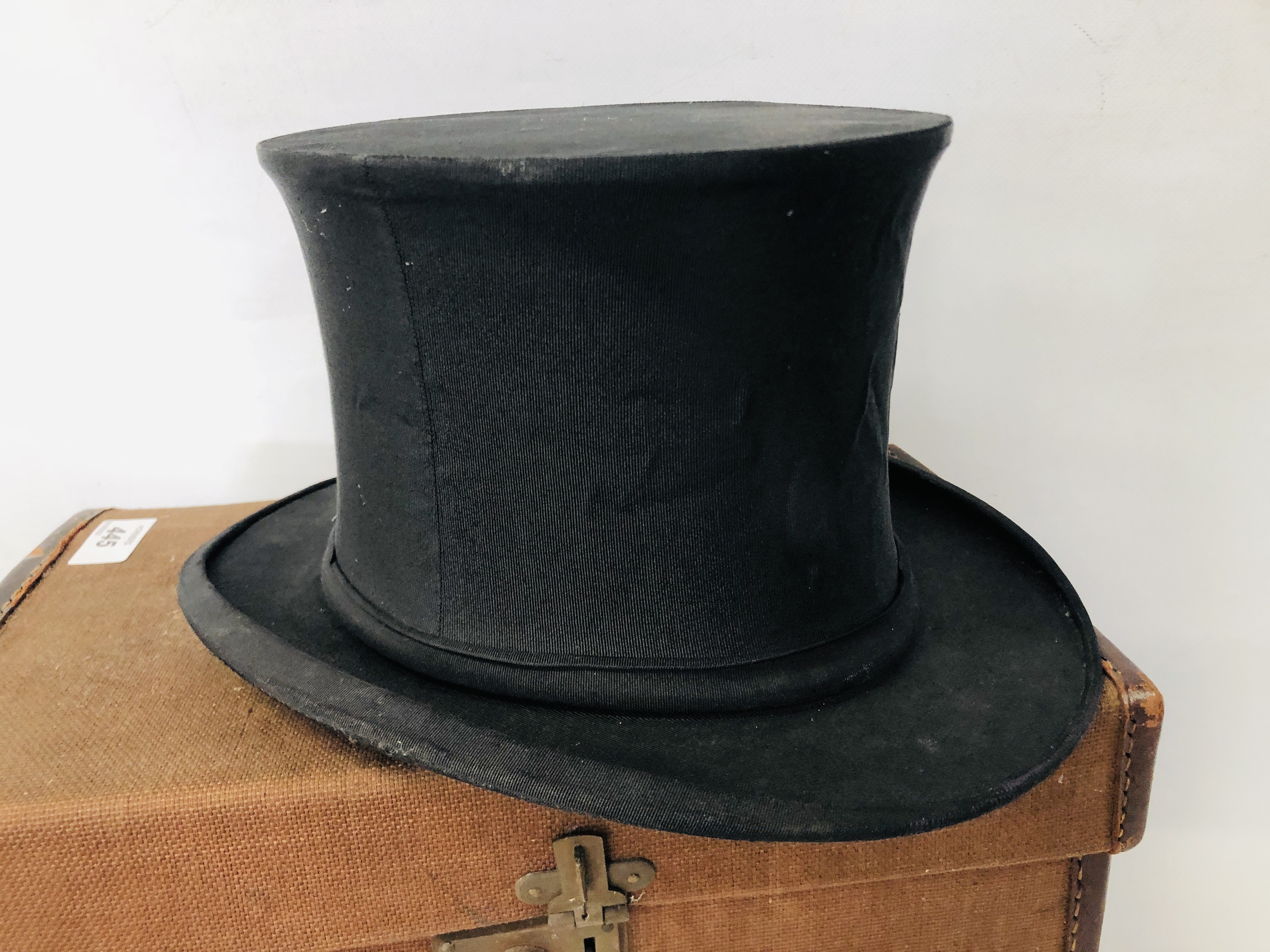 TWO VINTAGE GENT'S TOP HATS TO INCLUDE A SILK "HENRY HEATH" EXAMPLE ALONG WITH A FOLDABLE "AUSTIN - Image 5 of 11