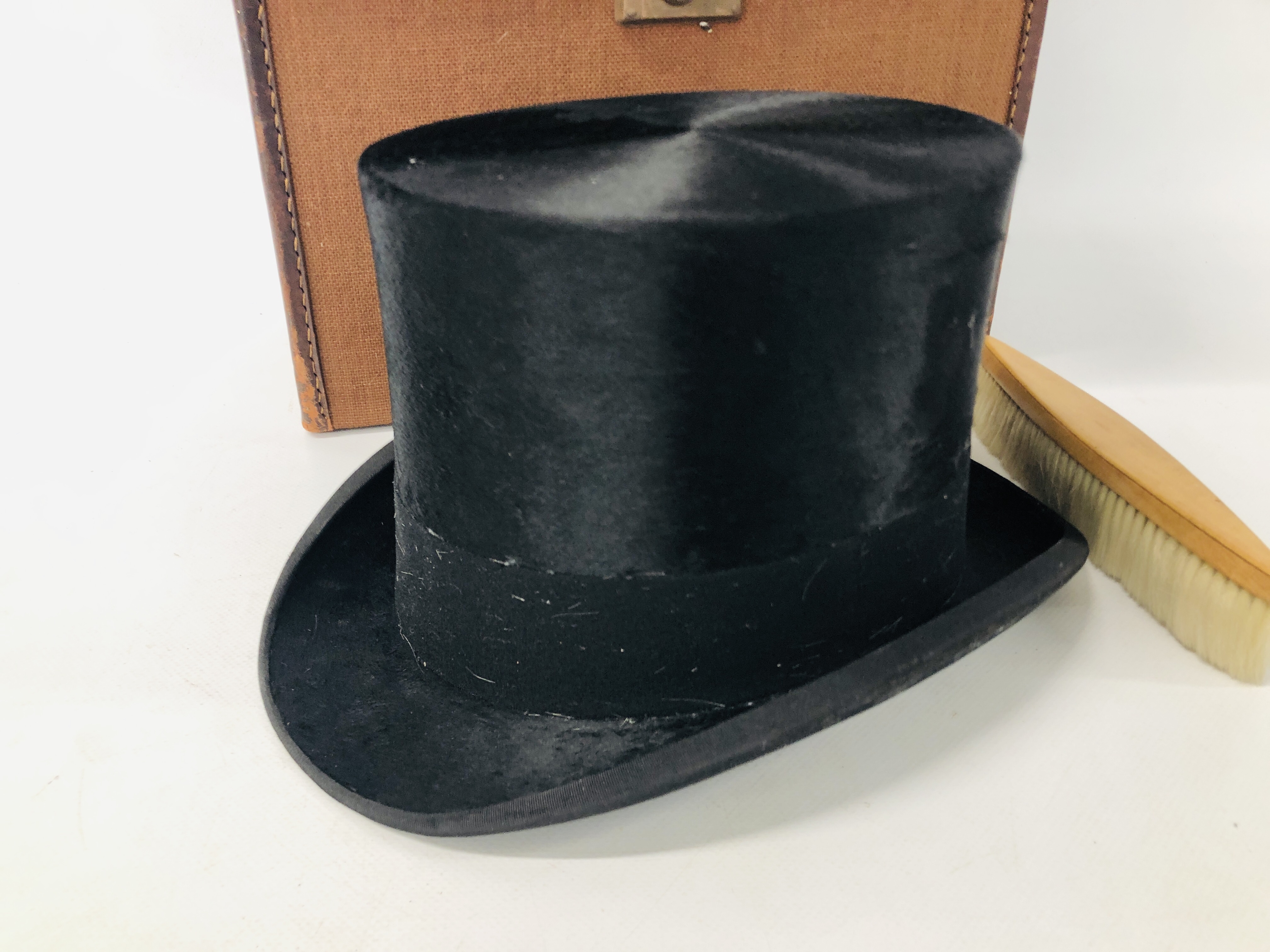 TWO VINTAGE GENT'S TOP HATS TO INCLUDE A SILK "HENRY HEATH" EXAMPLE ALONG WITH A FOLDABLE "AUSTIN - Image 3 of 11