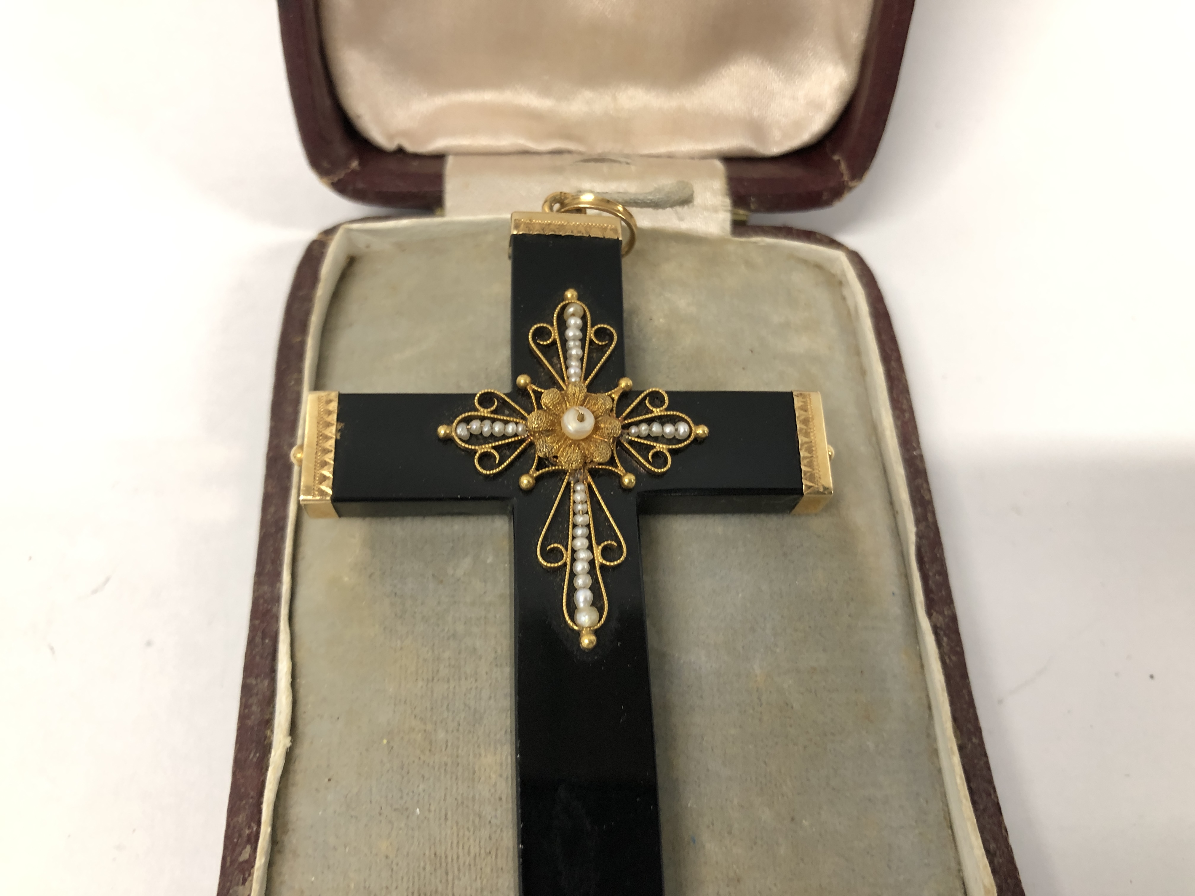 ANTIQUE MOURNING CROSS SET WITH SEED YELLOW METAL CAPPING AND DECORATION IN A VINTAGE BOX - Image 2 of 6