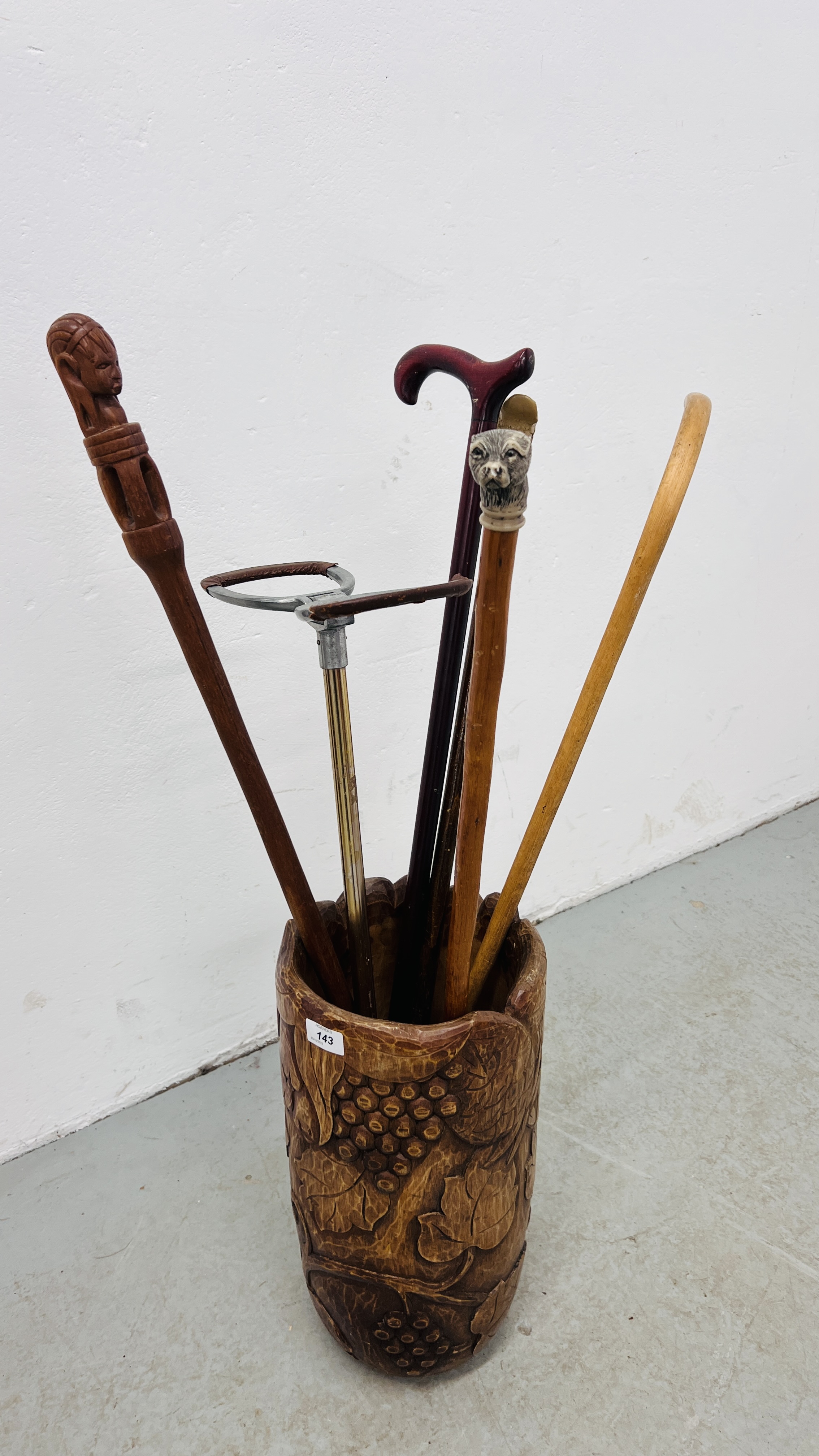 CARVED HARDWOOD STICK STAND TO INCLUDE FIVE VARIOUS WALKING STICKS, SHOOTING STICK.