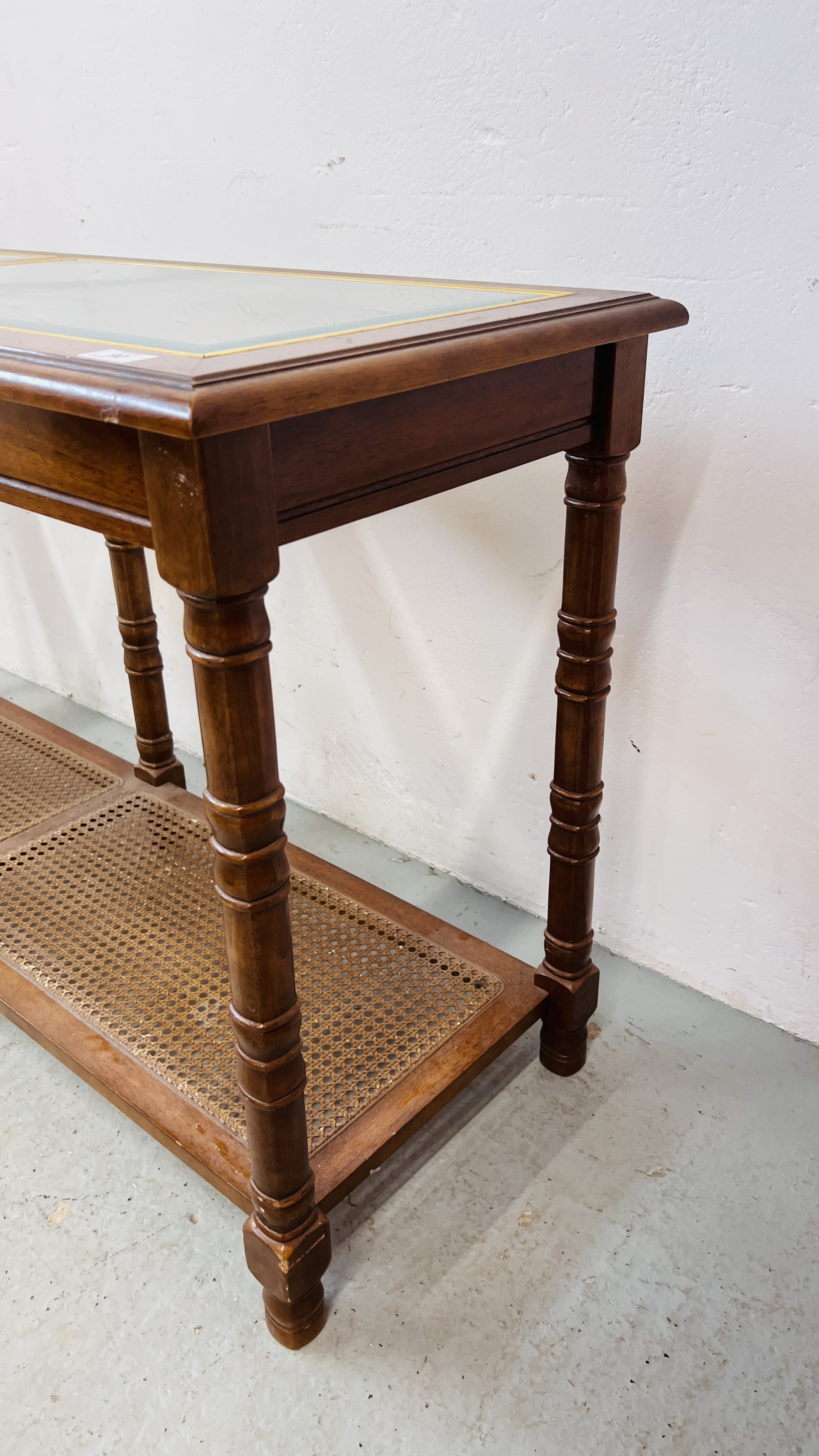 AN OAK FRAMED GLASS TOP SIDE TABLE WITH LOWER OPEN BERGERWARE SHELF W 129CM, D 43CM, H 69CM. - Image 3 of 10