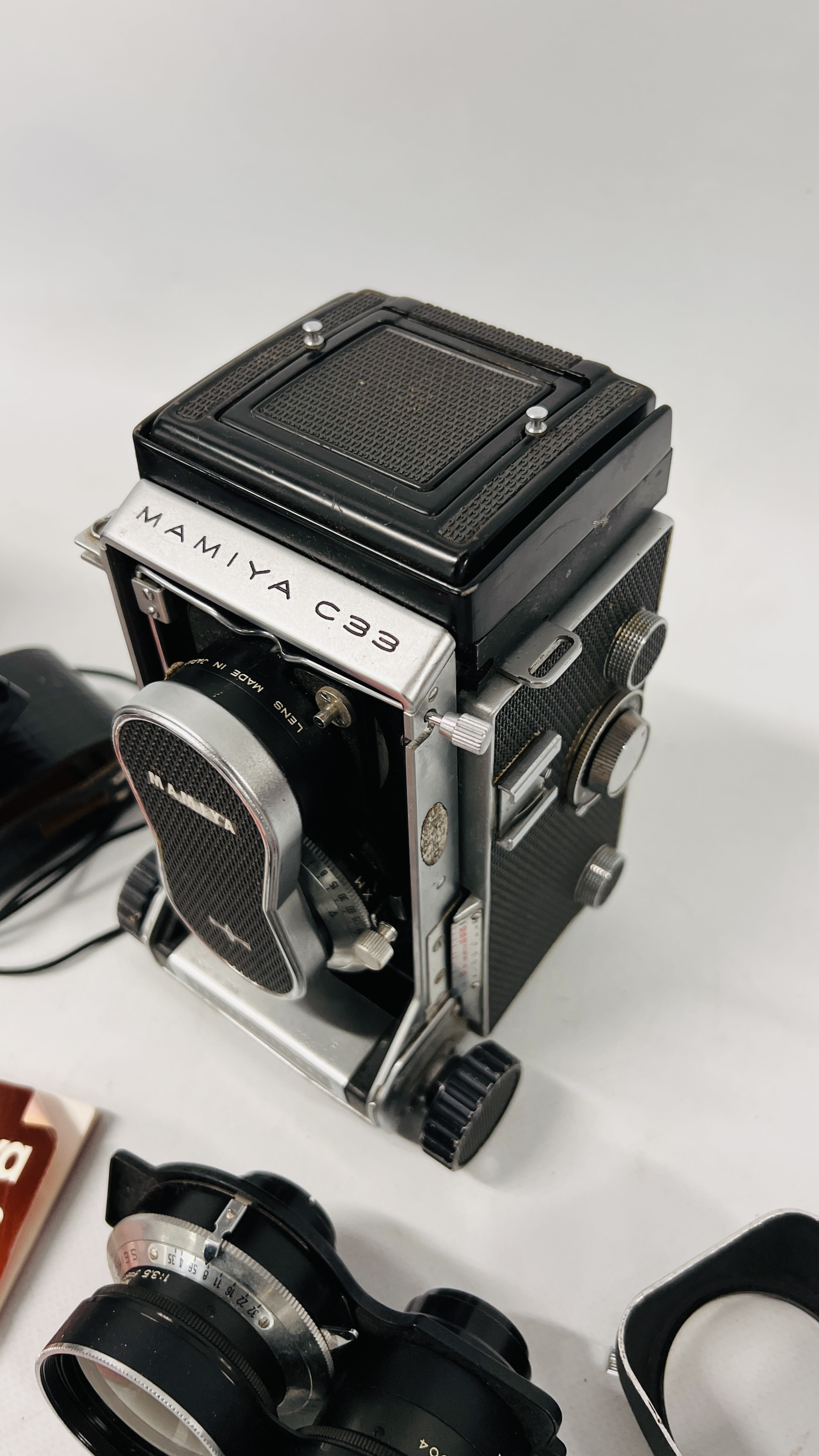 VINTAGE CAMERA EQUIPMENT TO INCLUDE MAMIYA C330 PROFESSIONAL F CAMERA, - Image 5 of 16