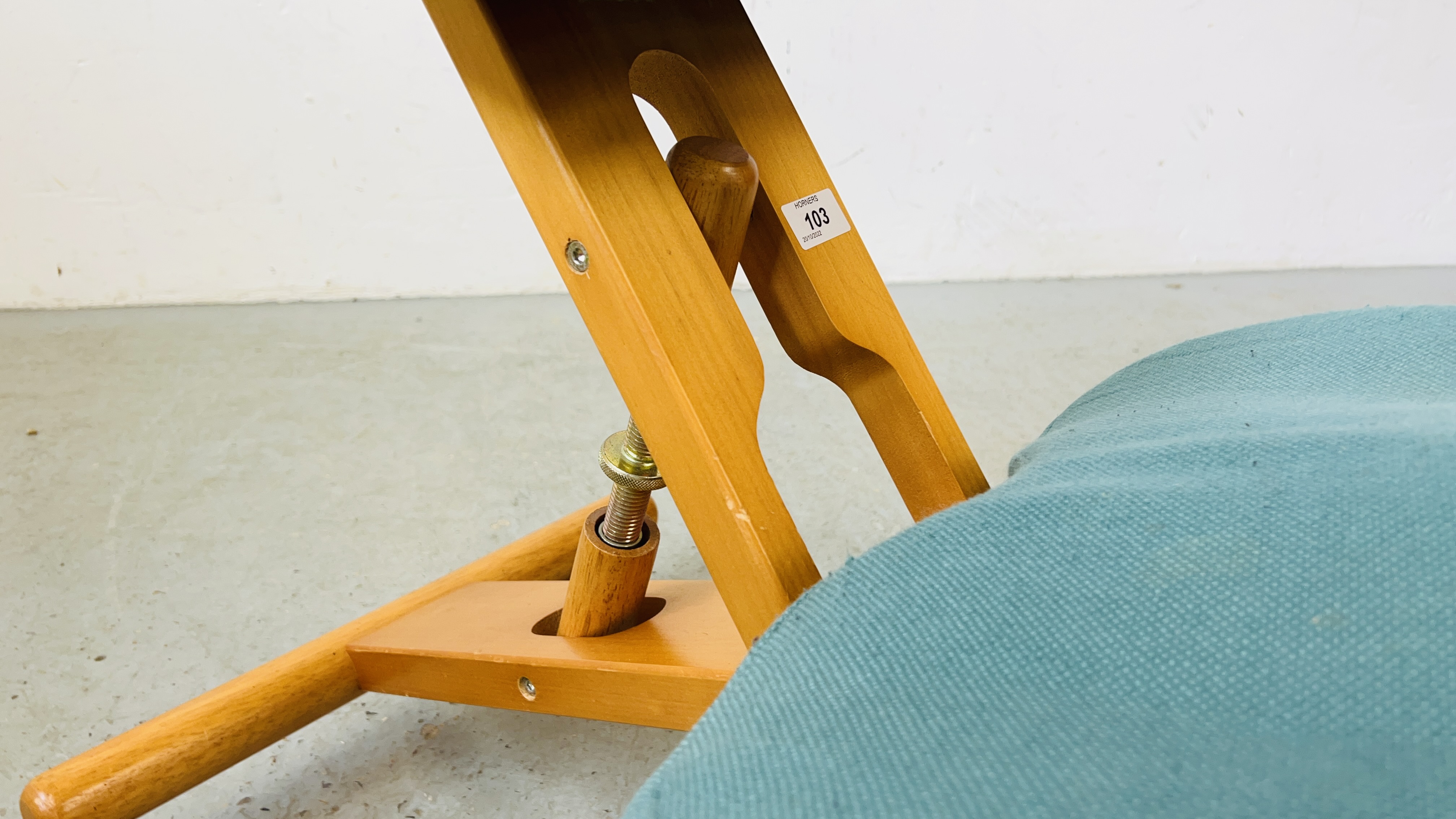 A BACK SUPPORT WHEELED KNEELING CHAIR. - Image 4 of 5