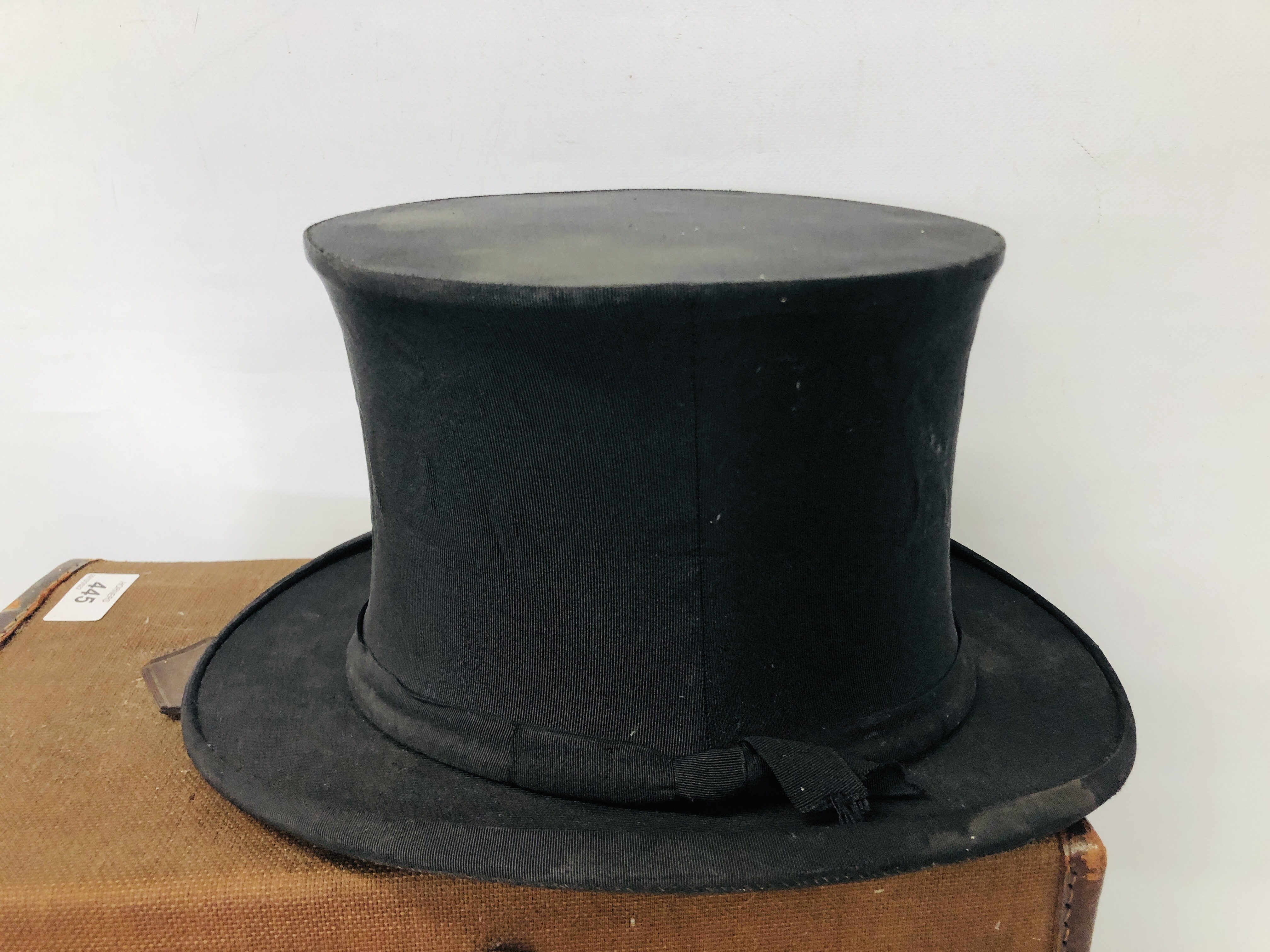 TWO VINTAGE GENT'S TOP HATS TO INCLUDE A SILK "HENRY HEATH" EXAMPLE ALONG WITH A FOLDABLE "AUSTIN - Image 7 of 11